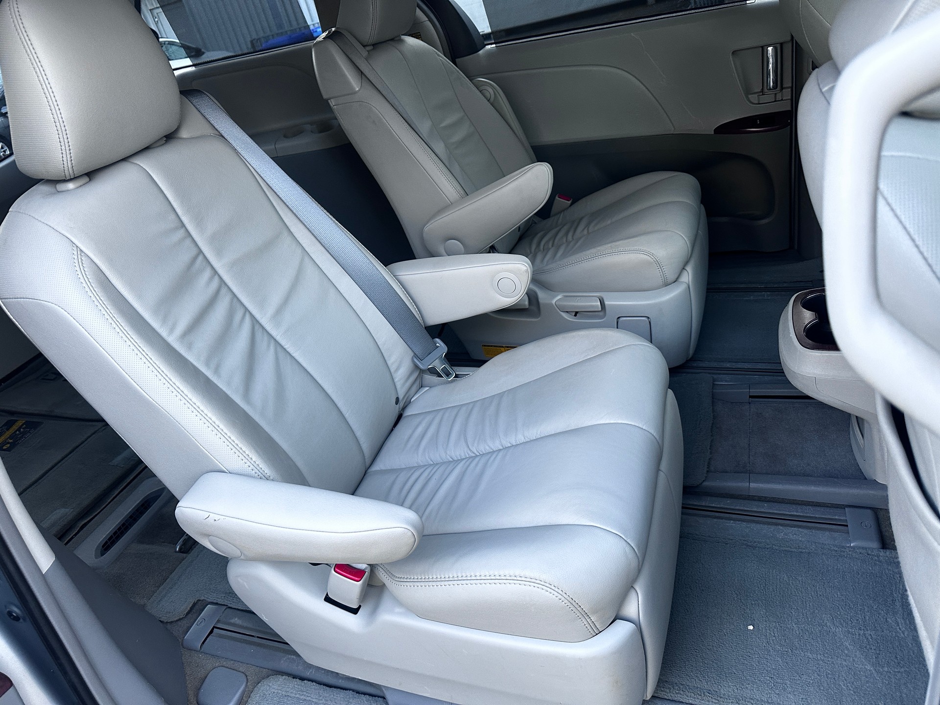 TOYOTA Sienna 3.5 A 4WD-image-14