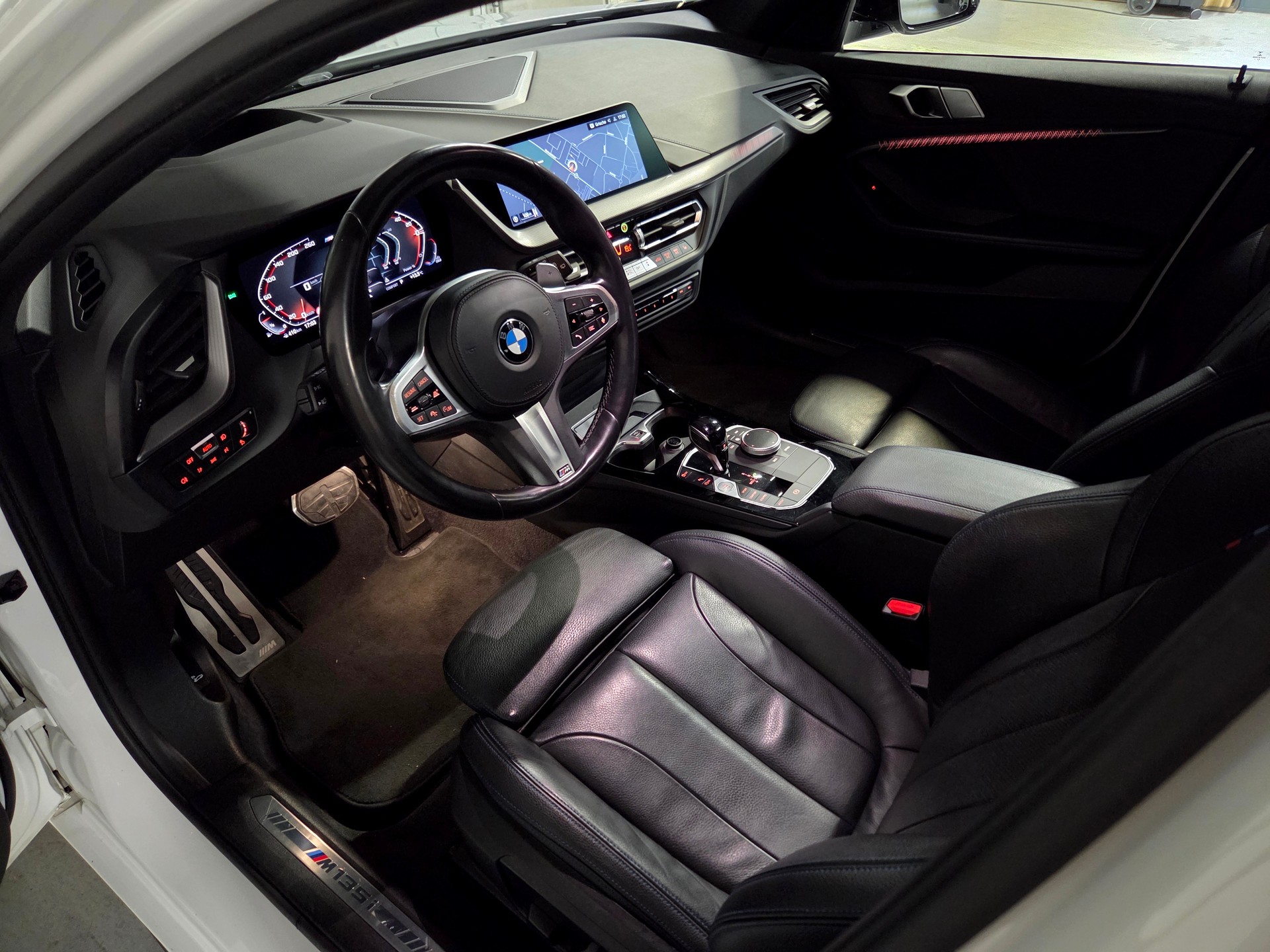 BMW M135i xDrive-showroom-element-3