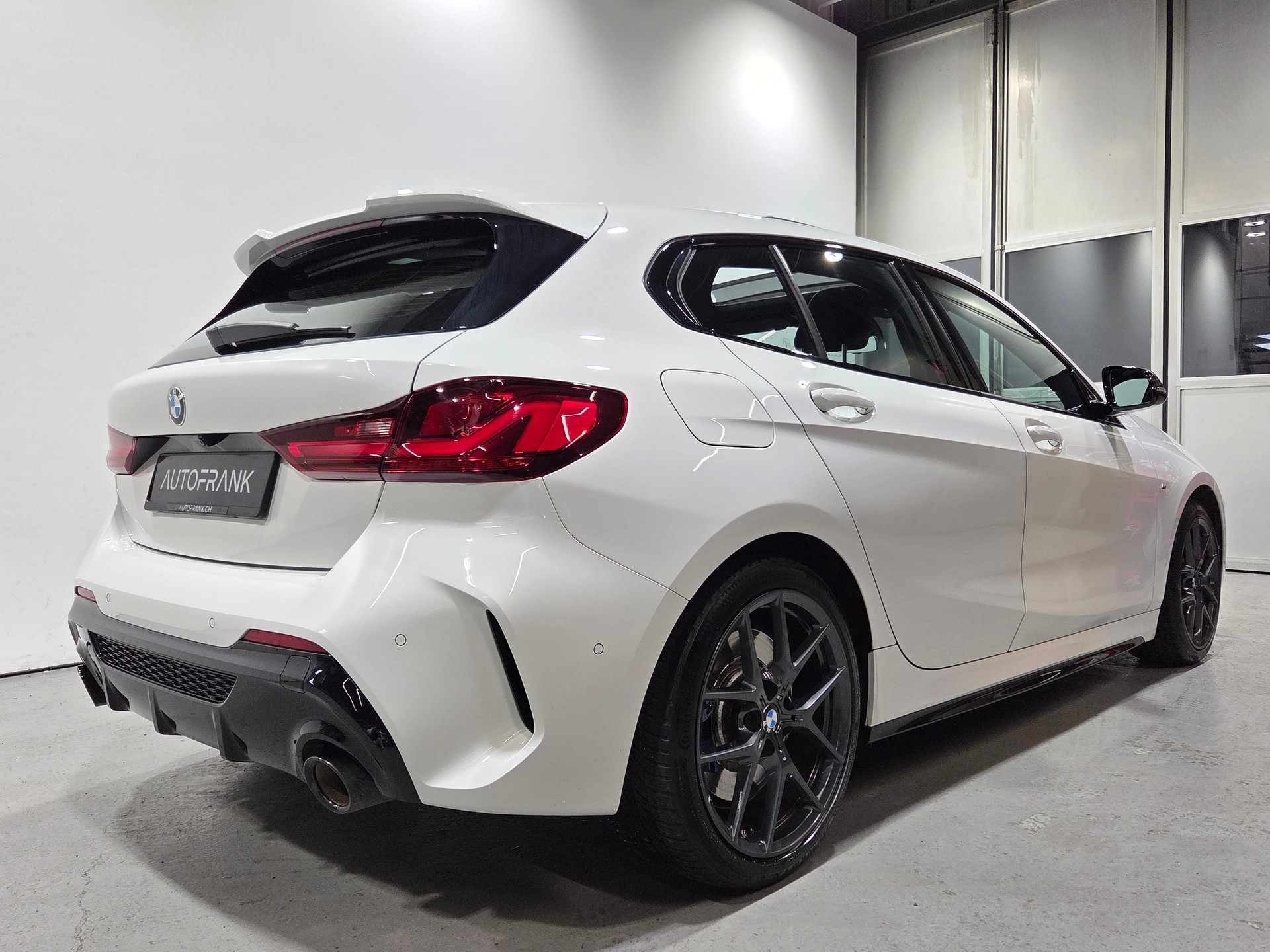 BMW M135i xDrive-showroom-element-2