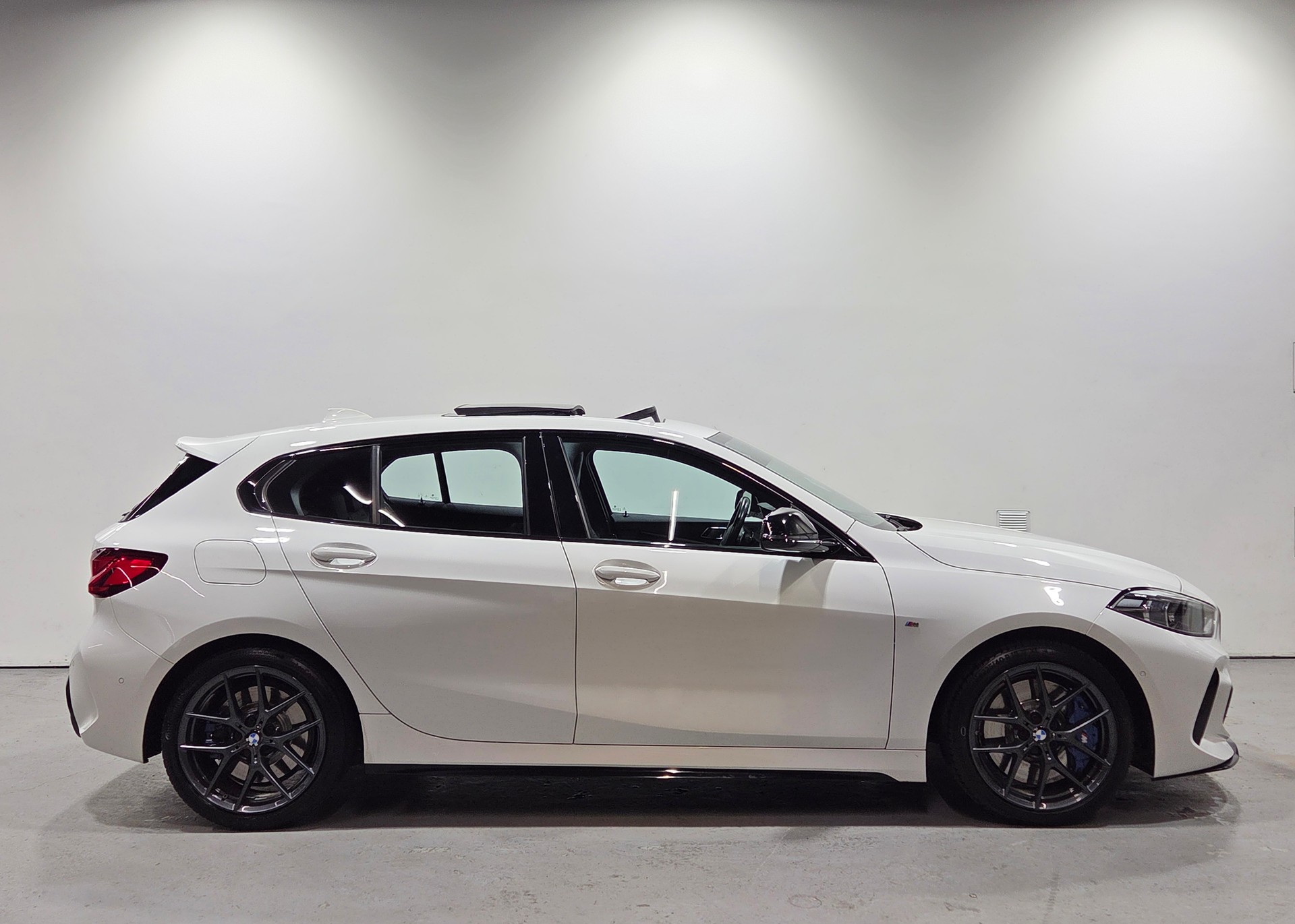 BMW M135i xDrive-showroom-element-1