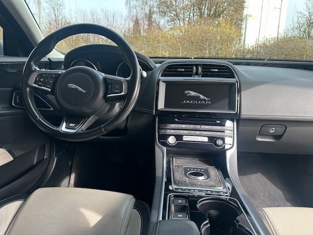 JAGUAR XE 20d R-Sport AWD Automat-image-8
