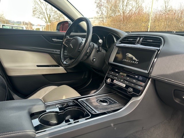 JAGUAR XE 20d R-Sport AWD Automat-image-9
