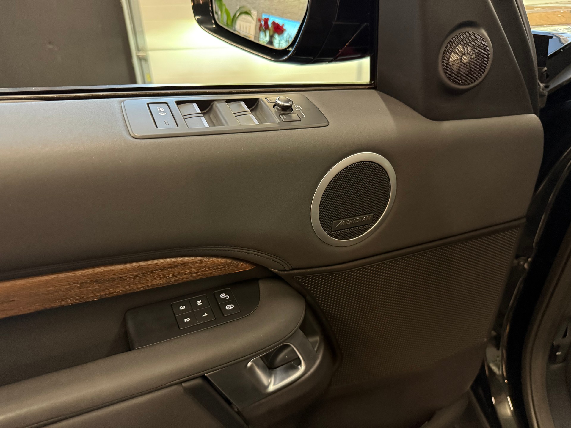 LAND ROVER Discovery 2.0 SD4 HSE Automatic-image-30