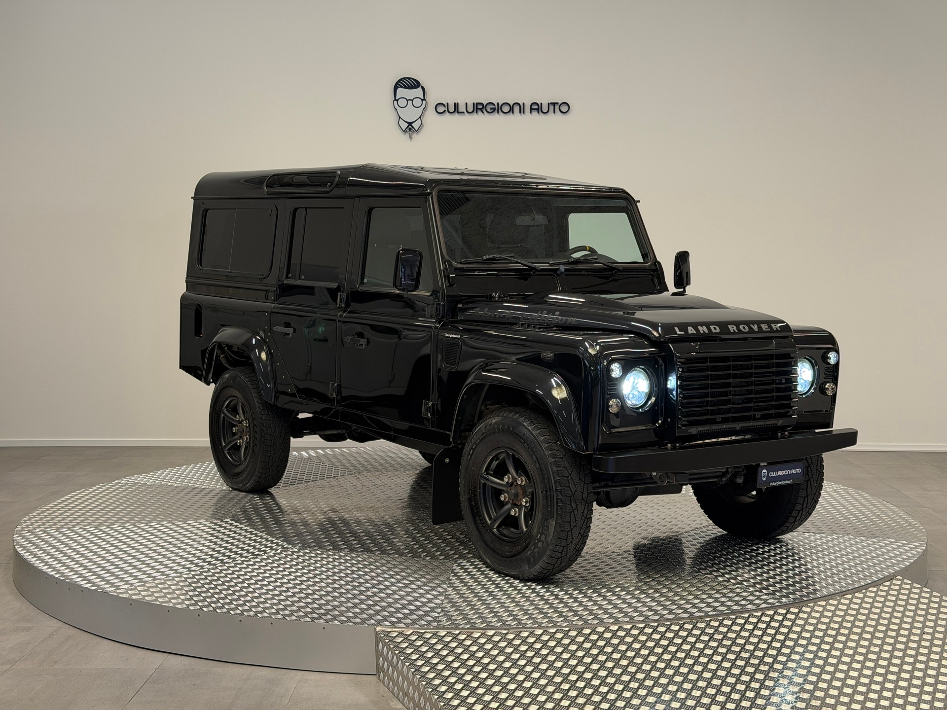 LAND ROVER Black Edition 110-showroom-element-2