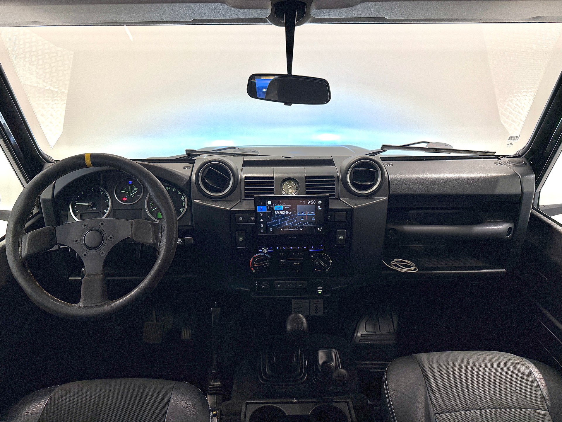 LAND ROVER Black Edition 110-image-8