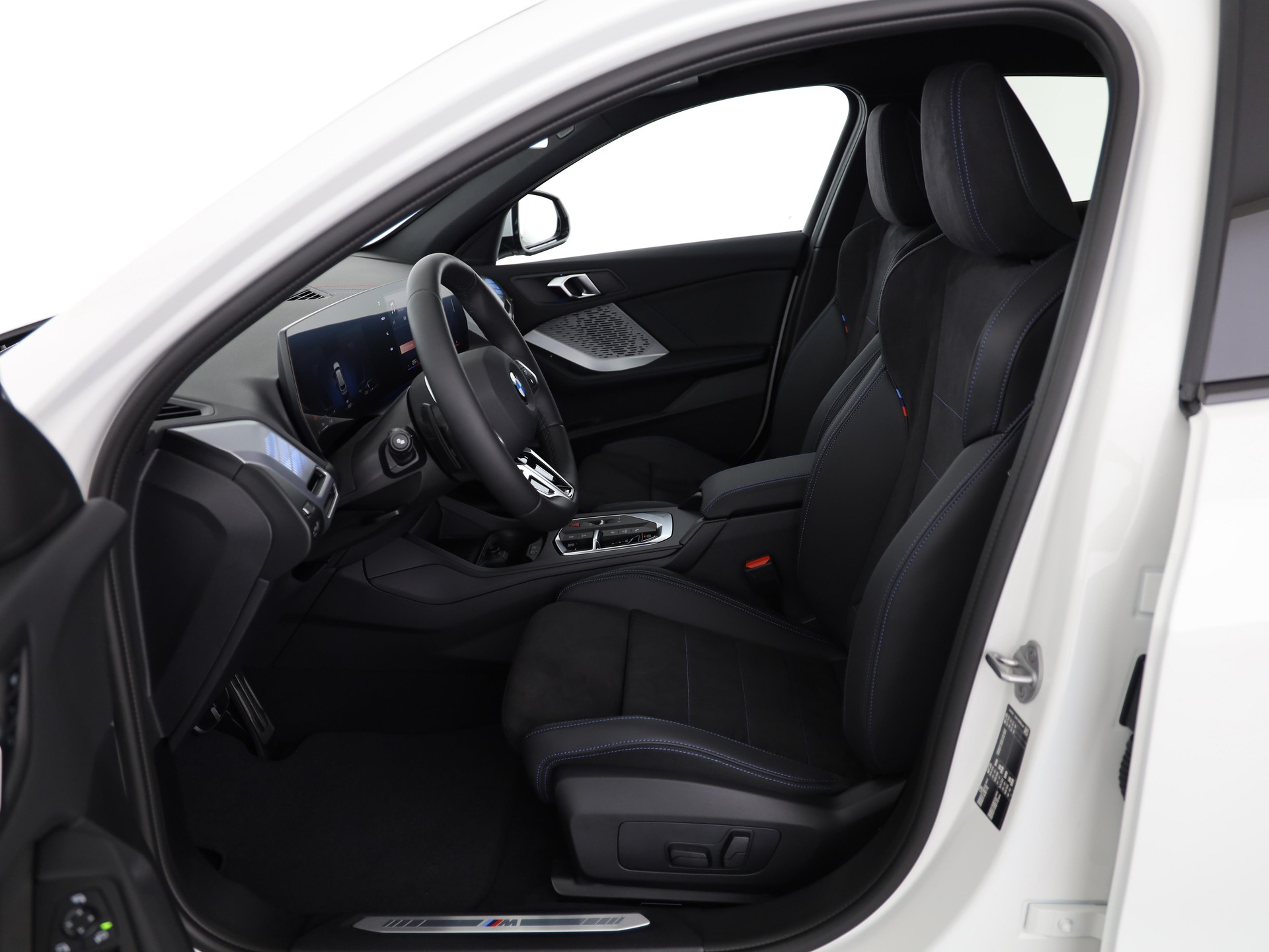 BMW 120i-showroom-element-3
