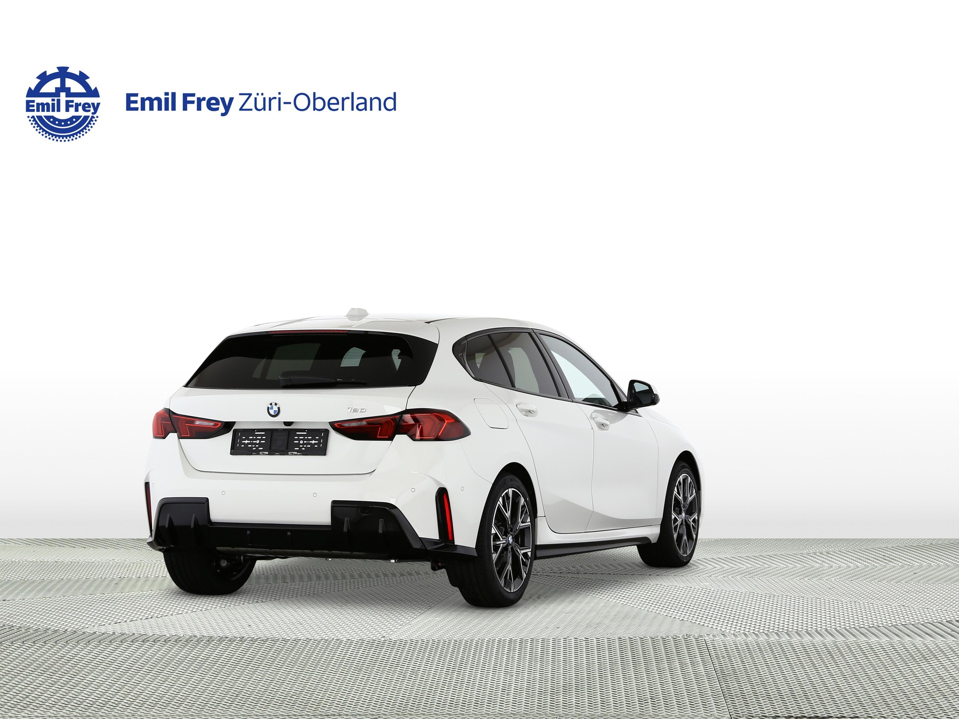 BMW 120i-showroom-element-2