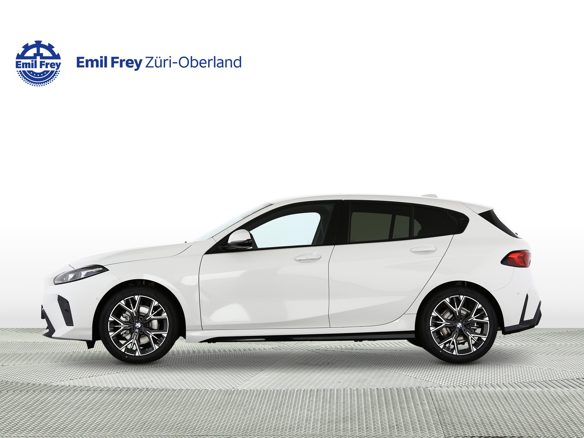 BMW 120i-showroom-element-1