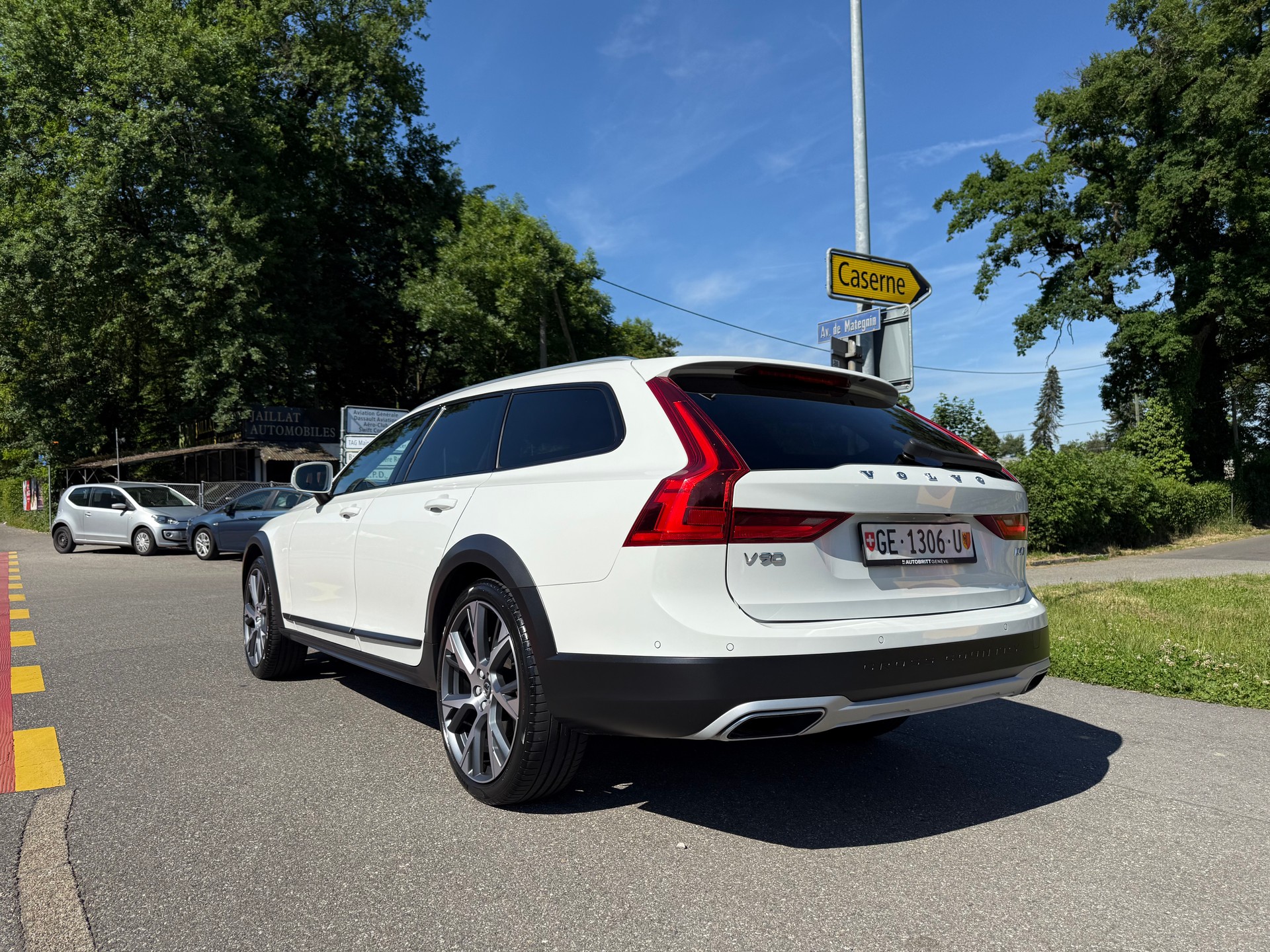 VOLVO V90 Cross Country D4 AWD-image-5