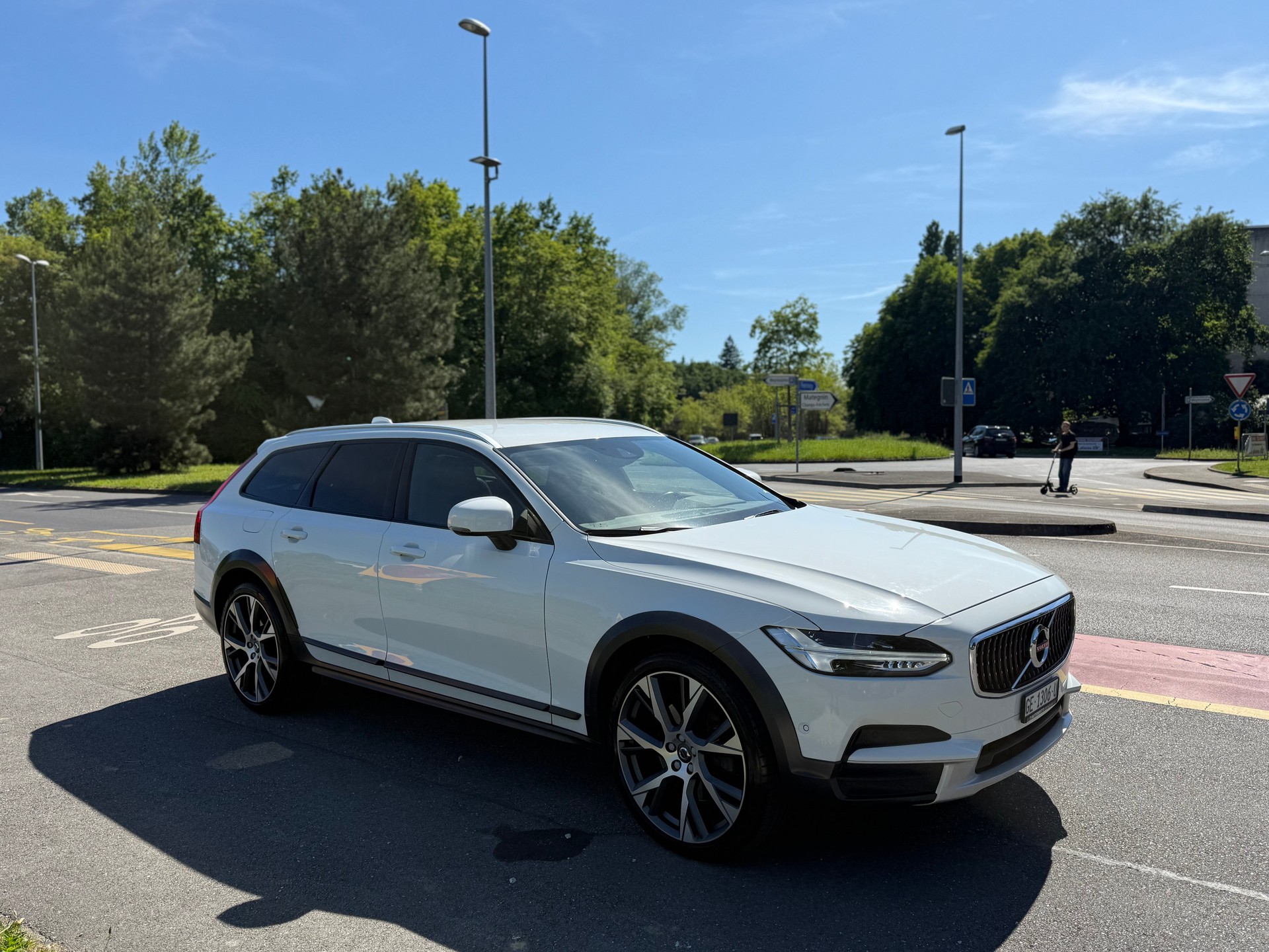VOLVO V90 Cross Country D4 AWD-image-1