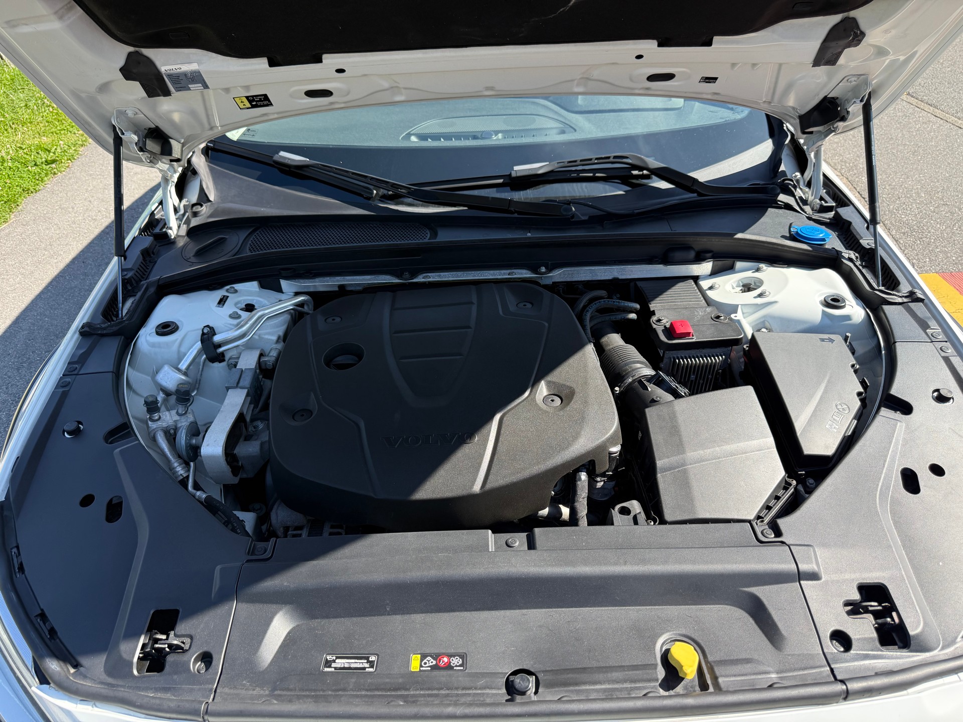 VOLVO V90 Cross Country D4 AWD-image-12