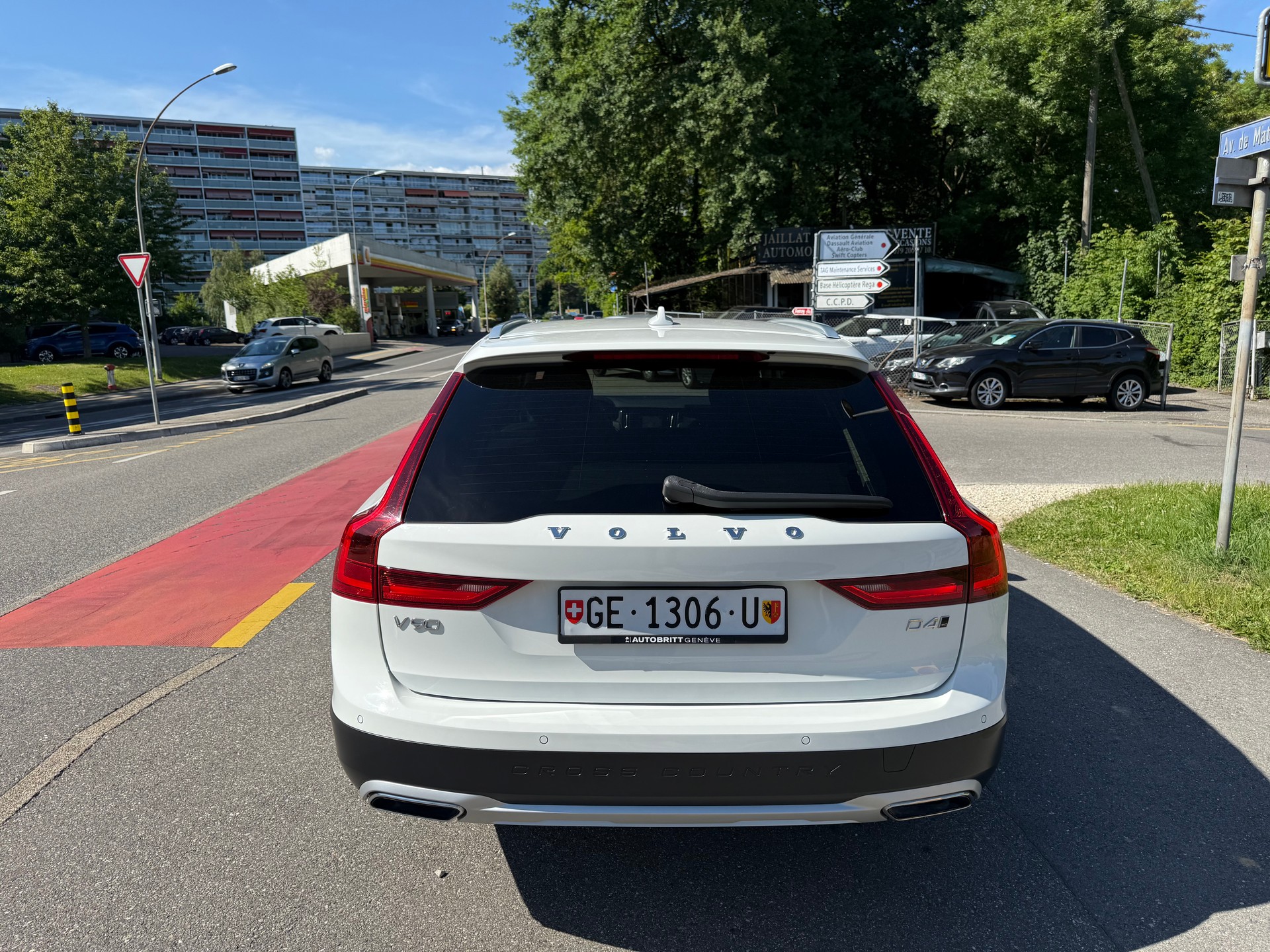 VOLVO V90 Cross Country D4 AWD-image-4