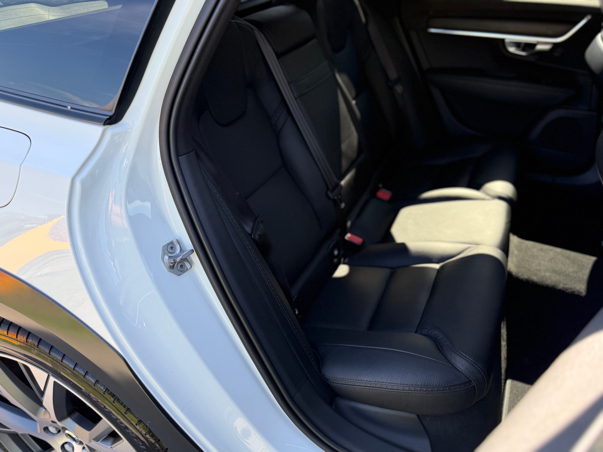VOLVO V90 Cross Country D4 AWD-image-10