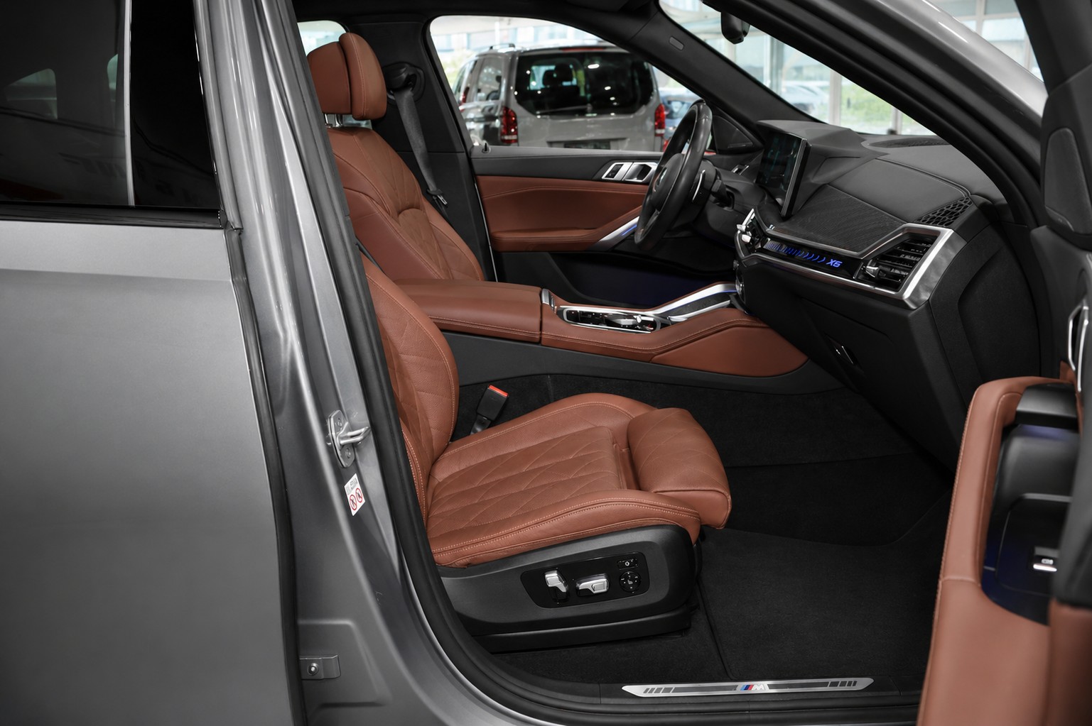 BMW X6 40i xDrive M-SPORT CH FAHRZEUG AUS 1. HAND-image-6