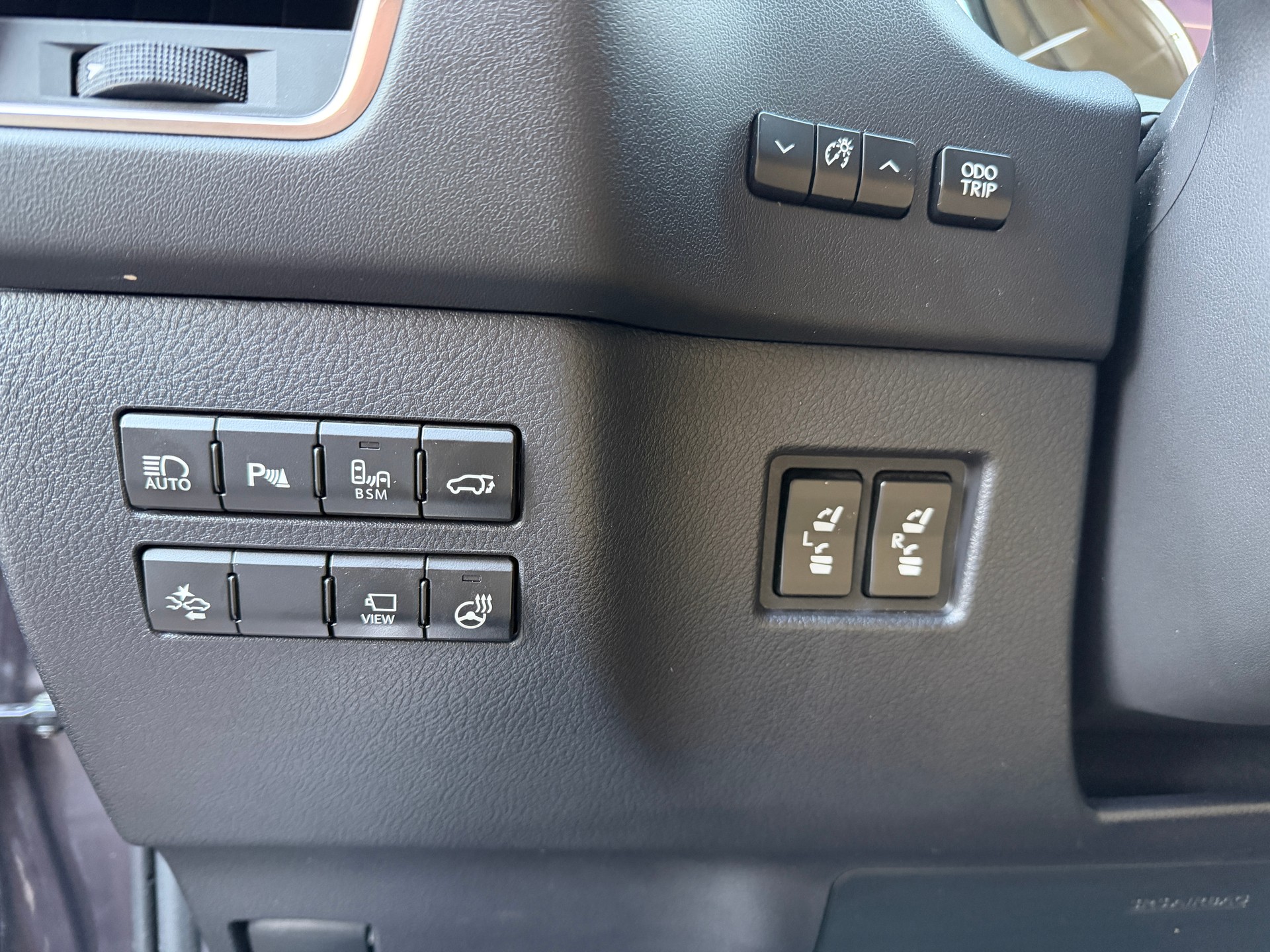 LEXUS NX 300h excellence E-Four Automatic-image-14