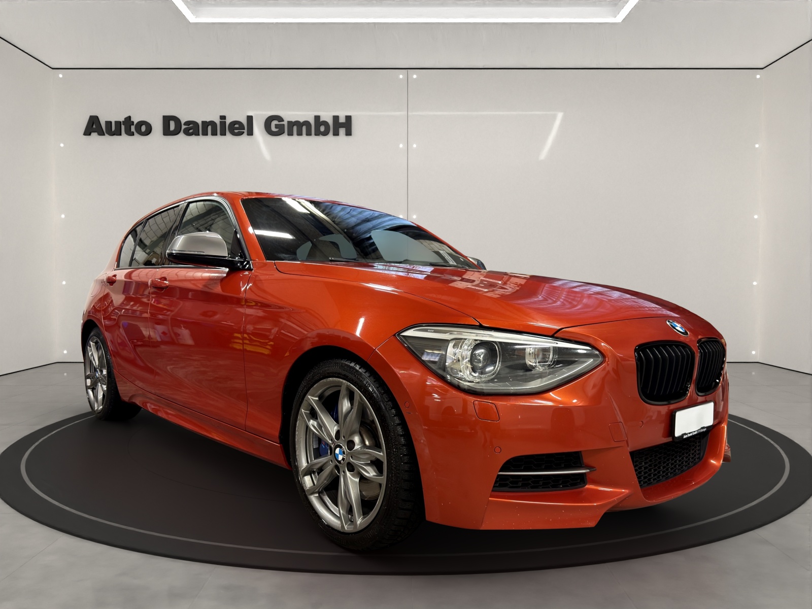 BMW M135i xDrive Steptronic-showroom-element-3
