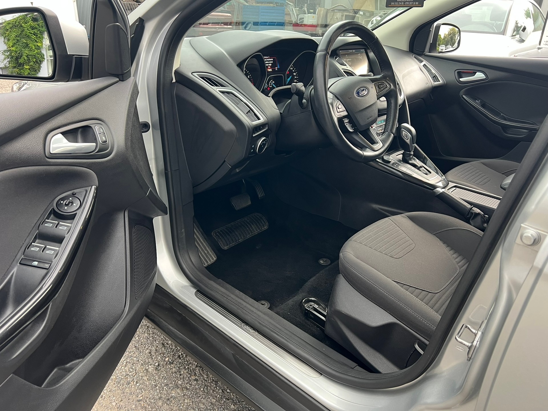 FORD Focus 1.5 SCTi Titanium Automatic-image-11