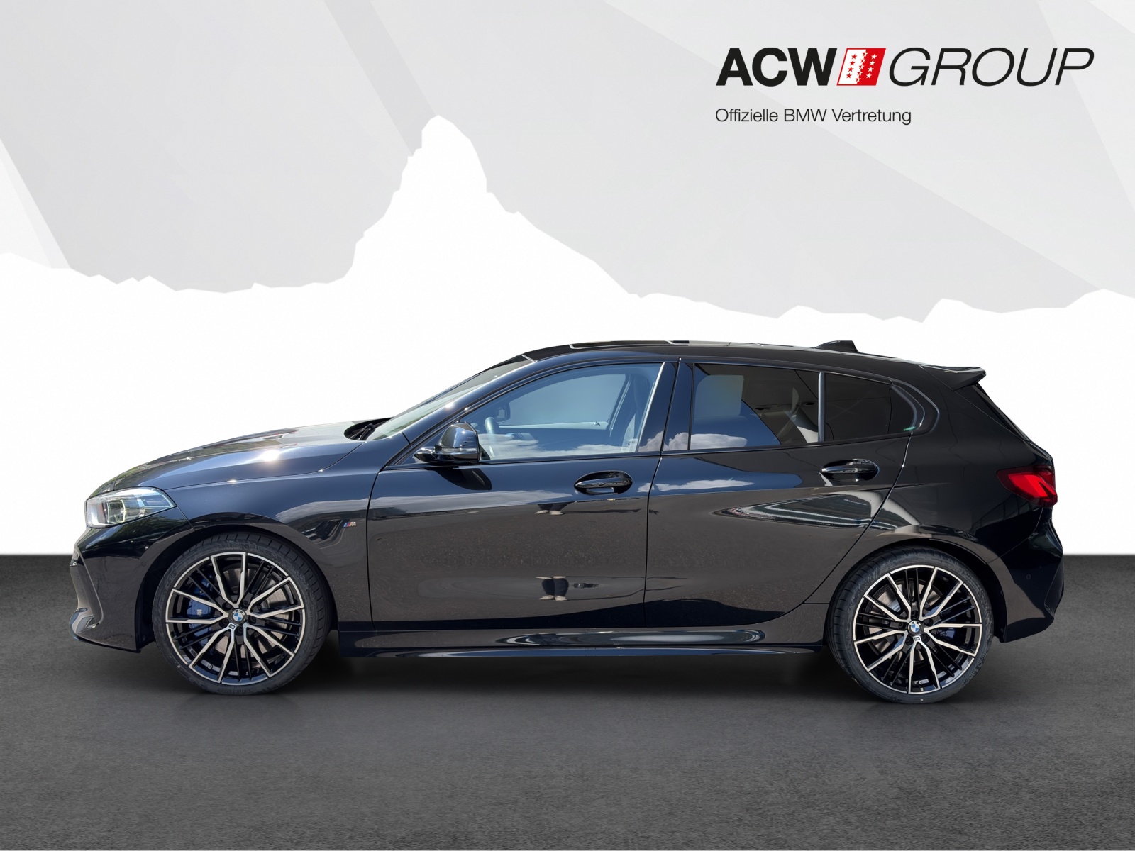 BMW M135i xDrive-showroom-element-1