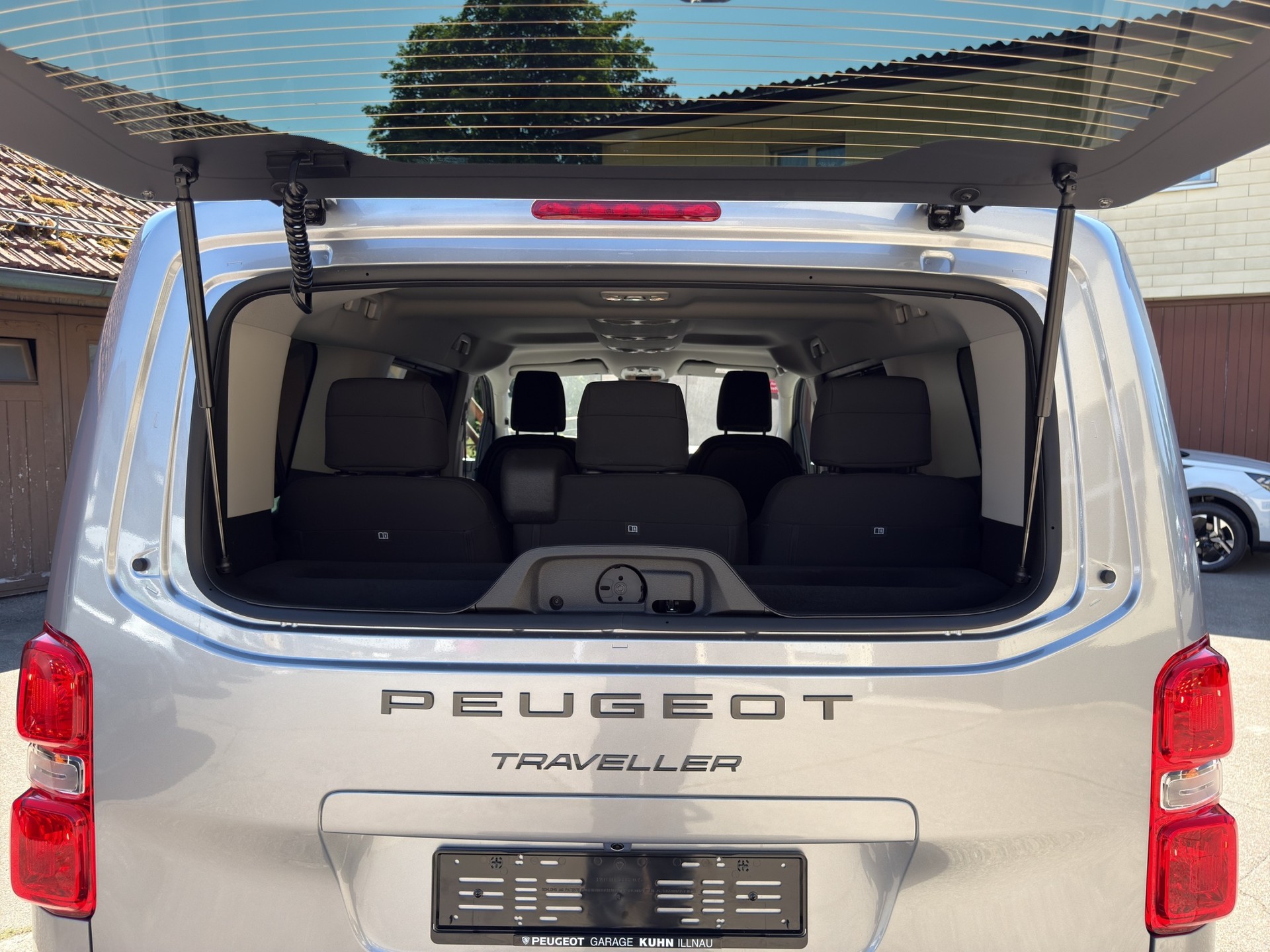 PEUGEOT Traveller Standard 2.2 BlueHDi 180 Family Edition S/S-image-21