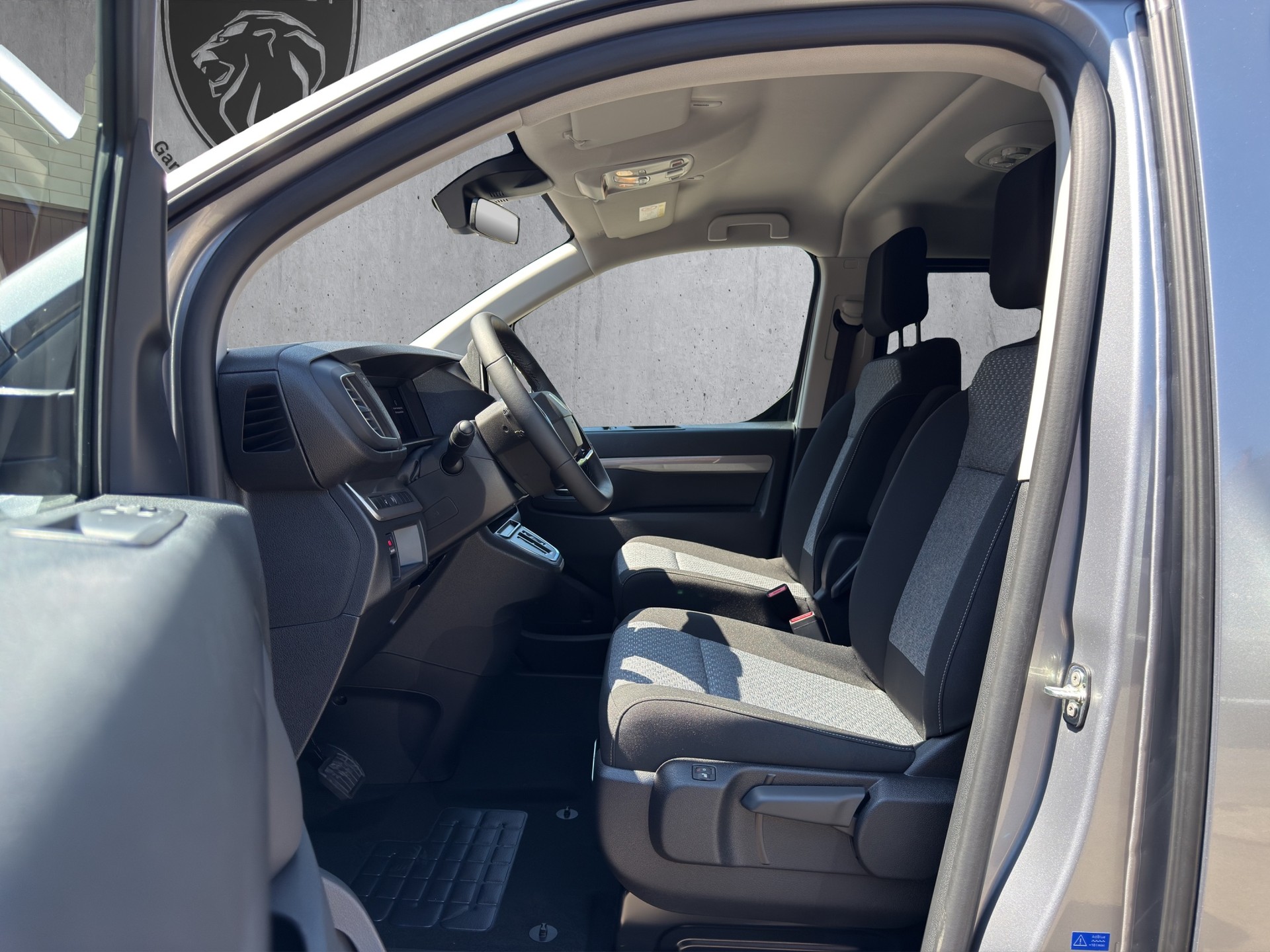 PEUGEOT Traveller Standard 2.2 BlueHDi 180 Family Edition S/S-image-8