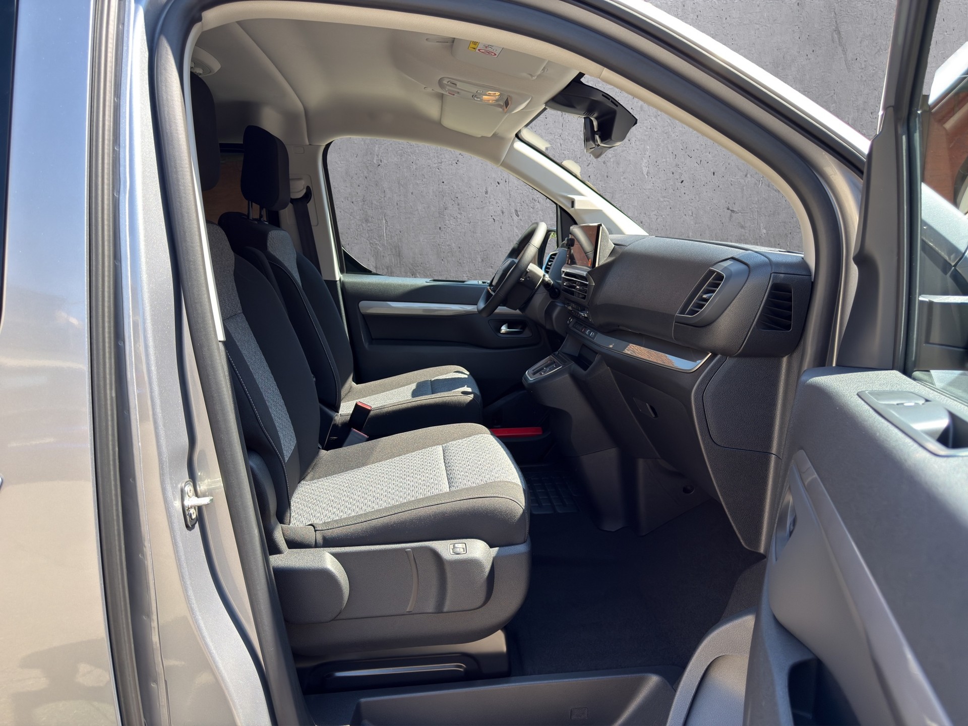 PEUGEOT Traveller Standard 2.2 BlueHDi 180 Family Edition S/S-image-19
