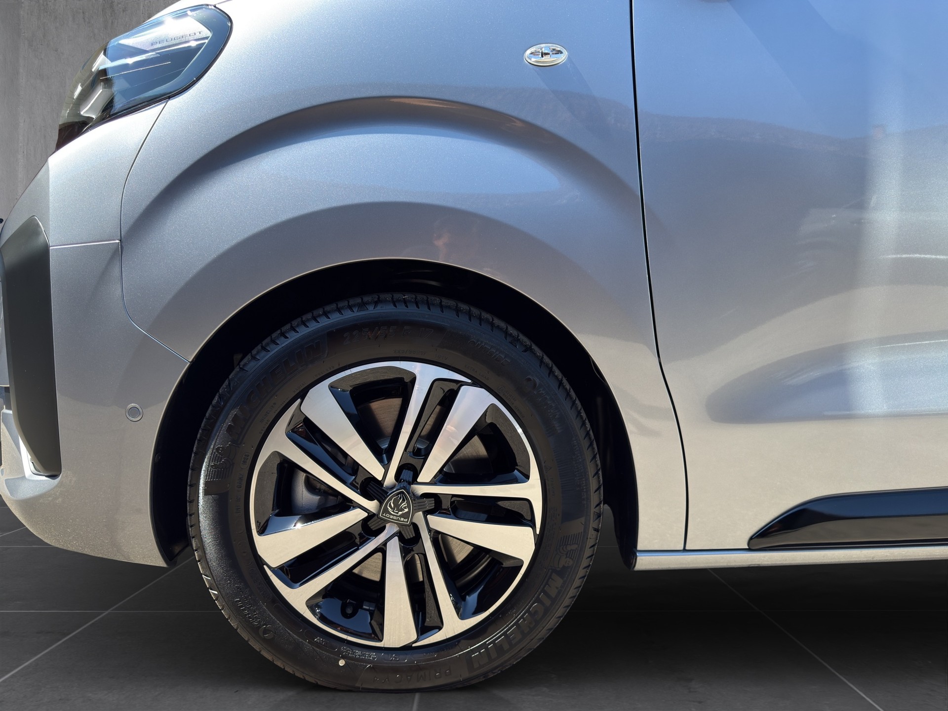 PEUGEOT Traveller Standard 2.2 BlueHDi 180 Family Edition S/S-image-22