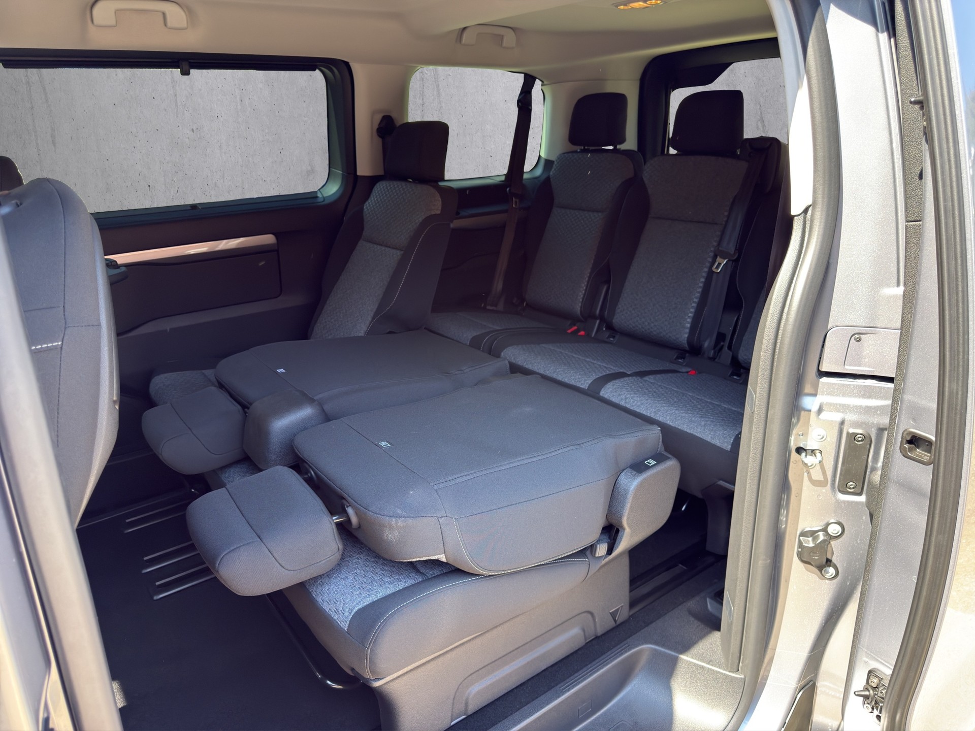 PEUGEOT Traveller Standard 2.2 BlueHDi 180 Family Edition S/S-image-17