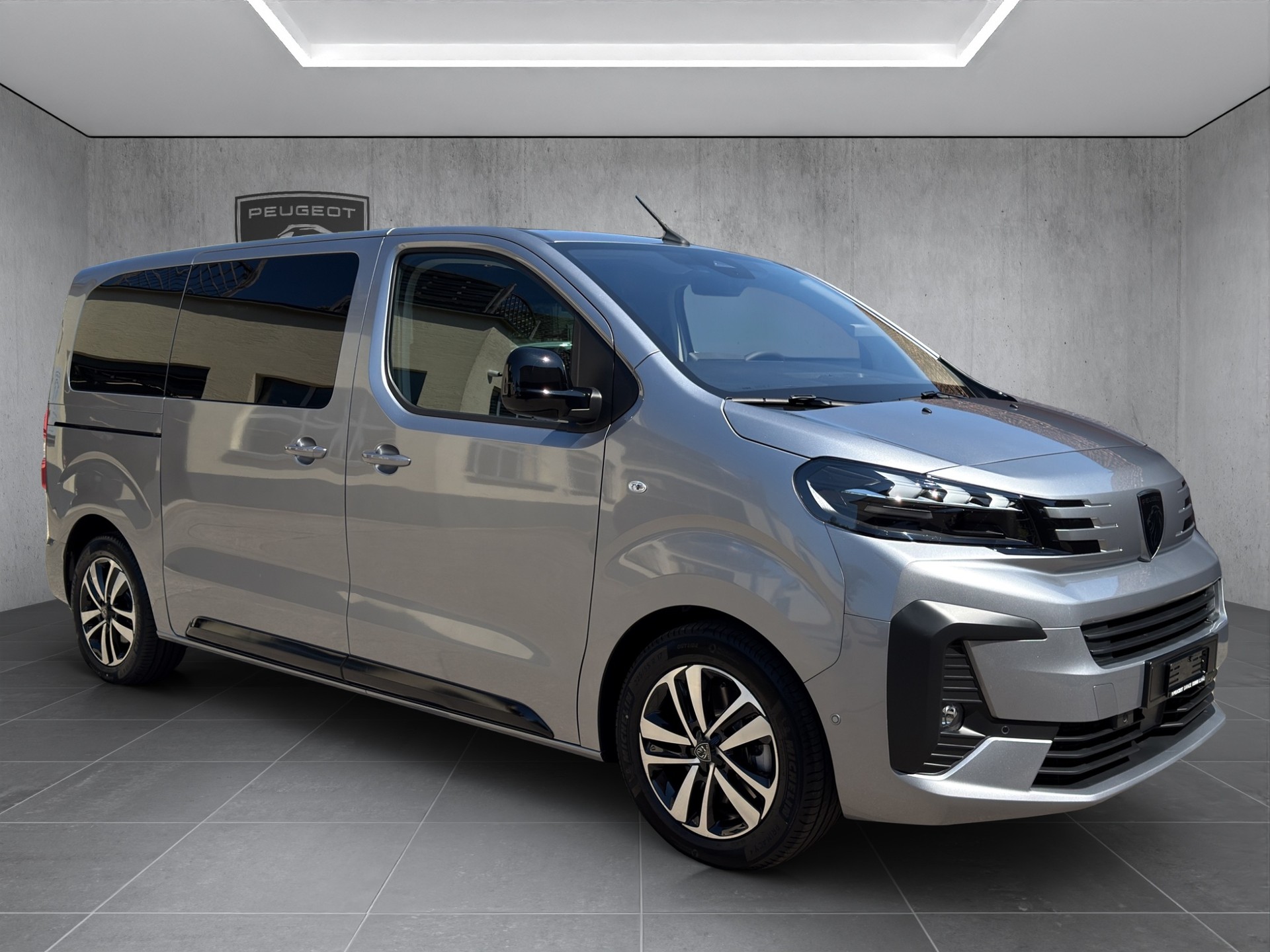 PEUGEOT Traveller Standard 2.2 BlueHDi 180 Family Edition S/S-showroom-element-2
