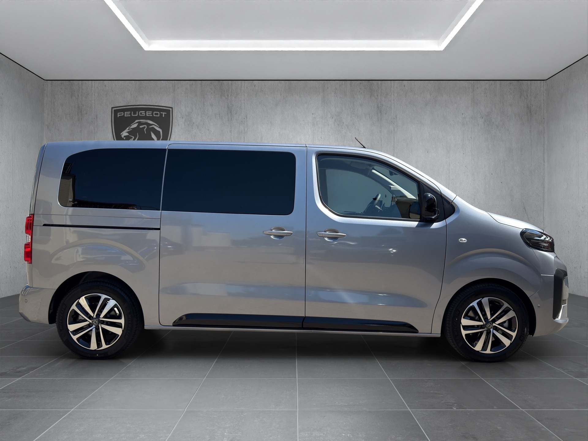 PEUGEOT Traveller Standard 2.2 BlueHDi 180 Family Edition S/S-showroom-element-3