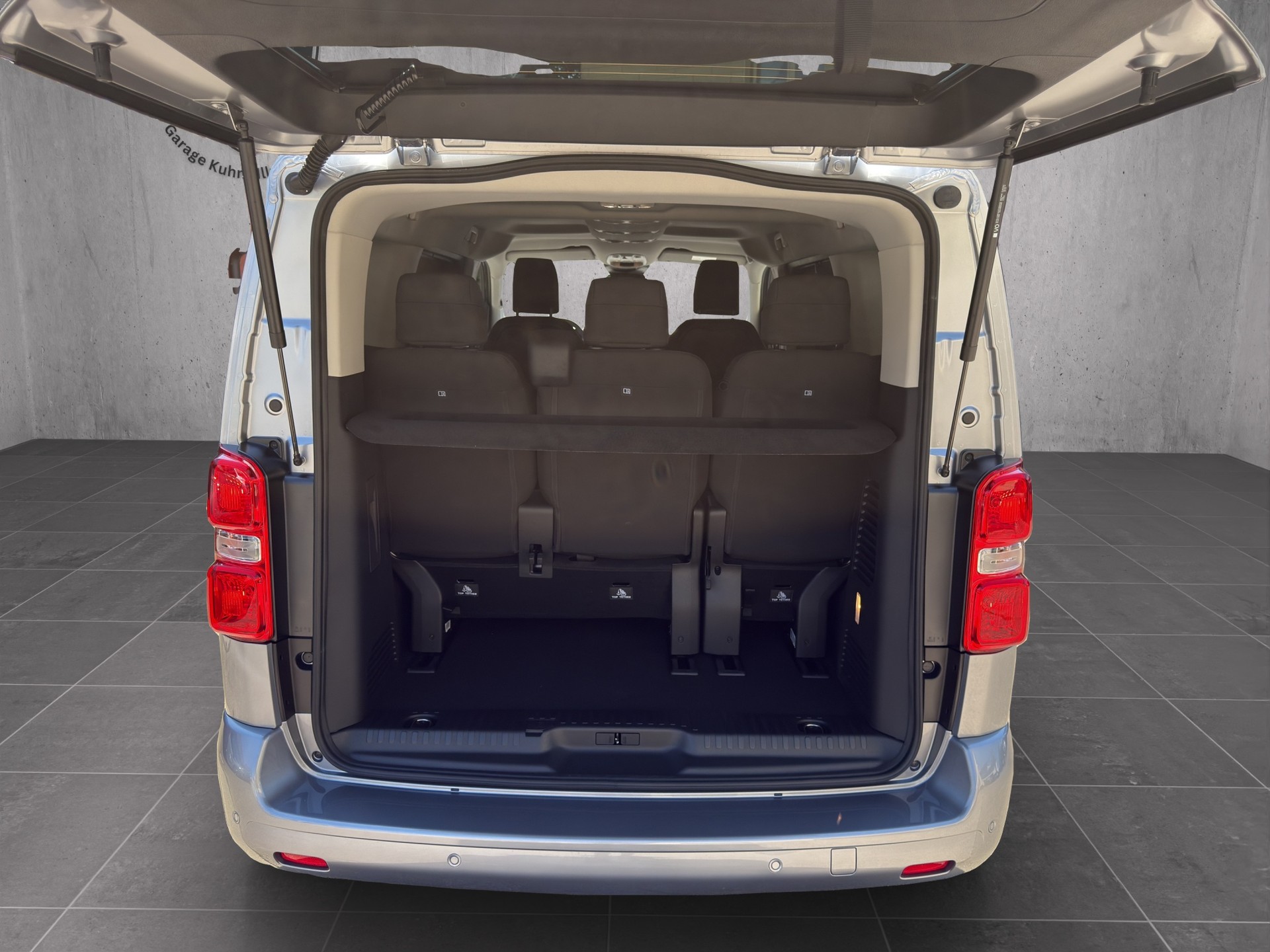 PEUGEOT Traveller Standard 2.2 BlueHDi 180 Family Edition S/S-image-20