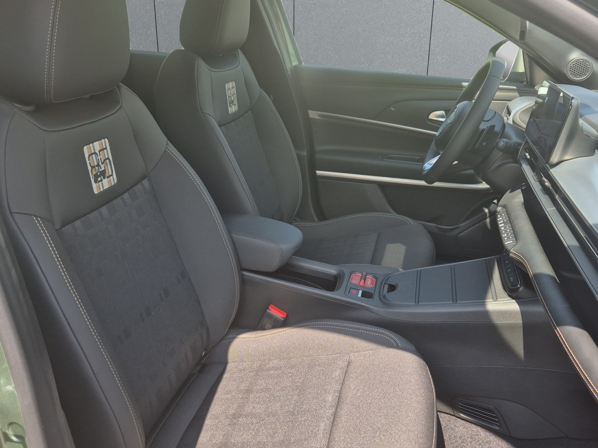 JEEP Avenger 1.2 MHEV 85th Anniversary 4xe-image-15