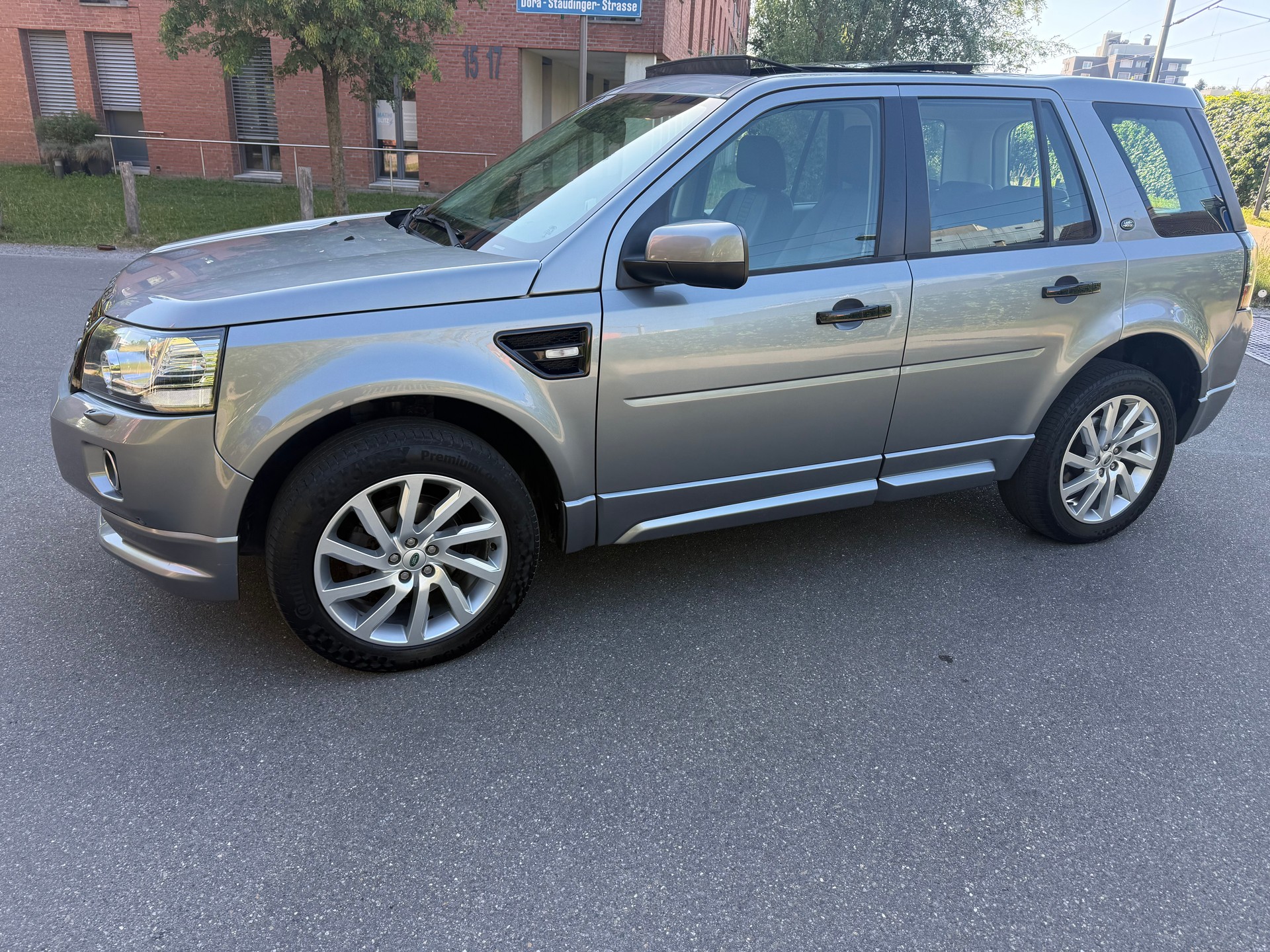 LAND ROVER Freelander 2.2 SD4 HSE Automatic-showroom-element-1