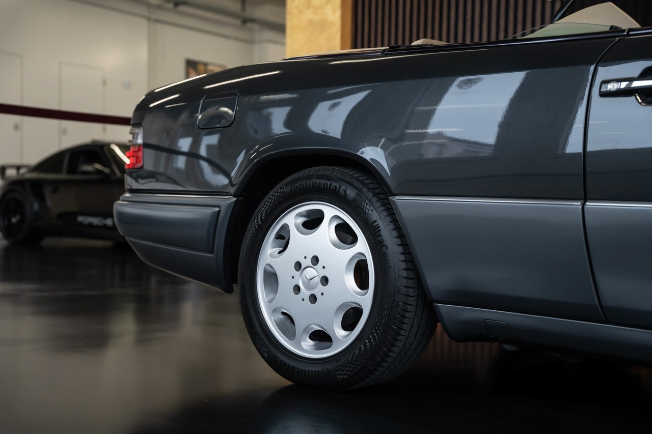 MERCEDES-BENZ E 320 Cabrio-image-12