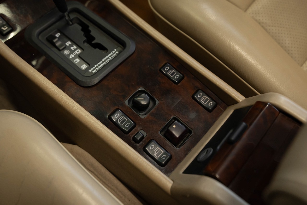 MERCEDES-BENZ E 320 Cabrio-image-27