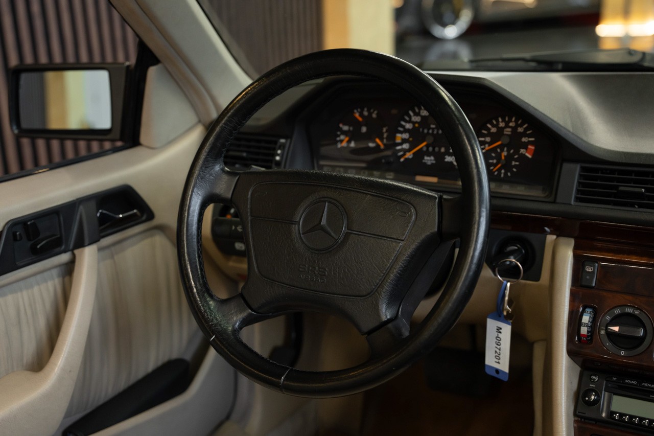 MERCEDES-BENZ E 320 Cabrio-image-23