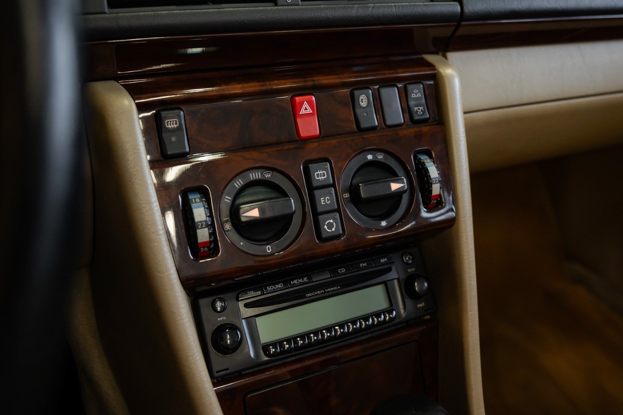 MERCEDES-BENZ E 320 Cabrio-image-24