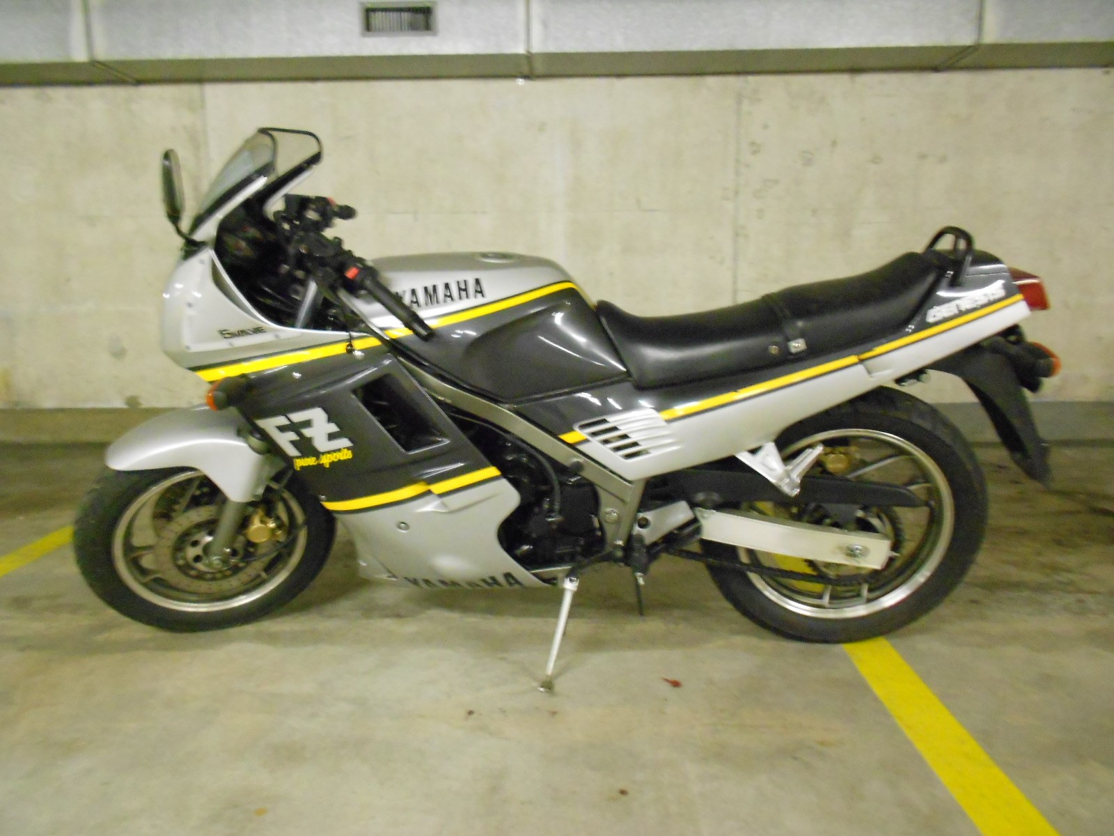 YAMAHA FZ 750-image-0