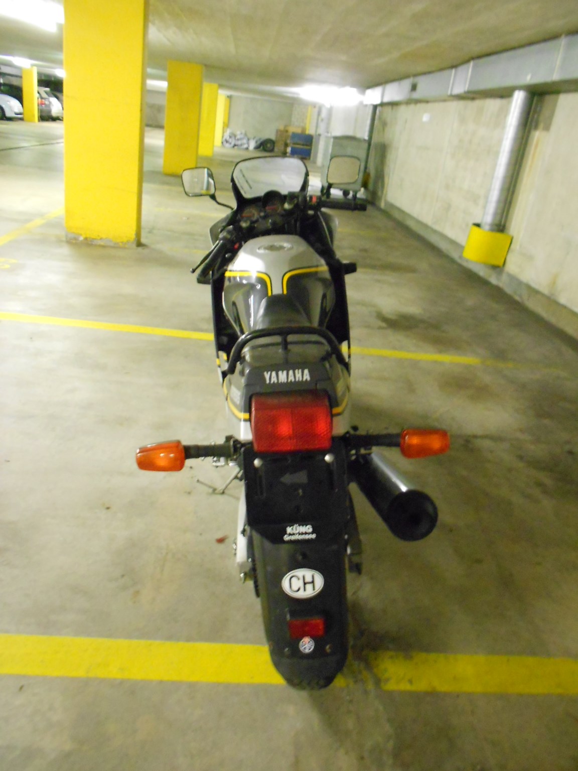 YAMAHA FZ 750-image-2