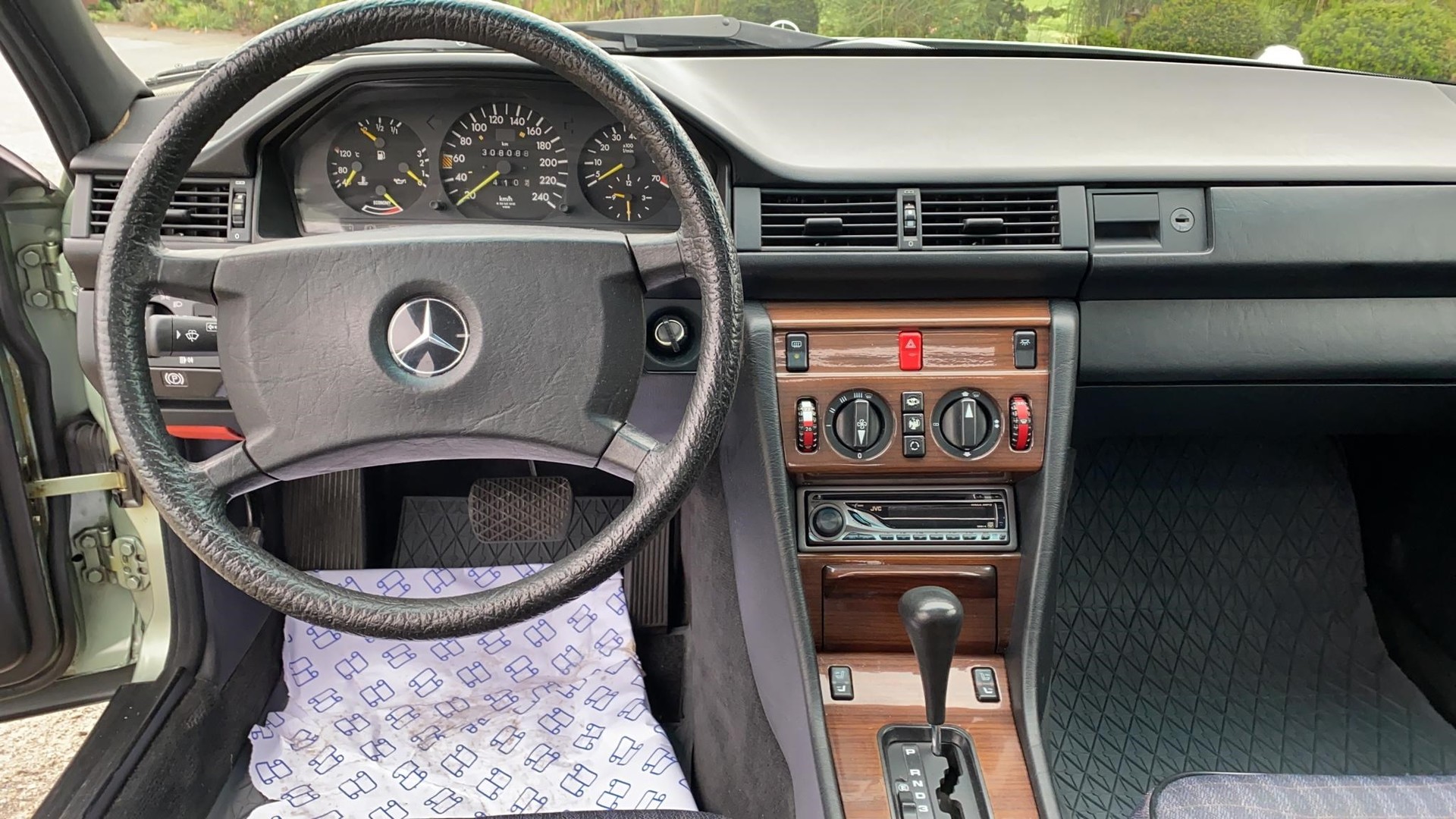 MERCEDES-BENZ 260 E-image-12