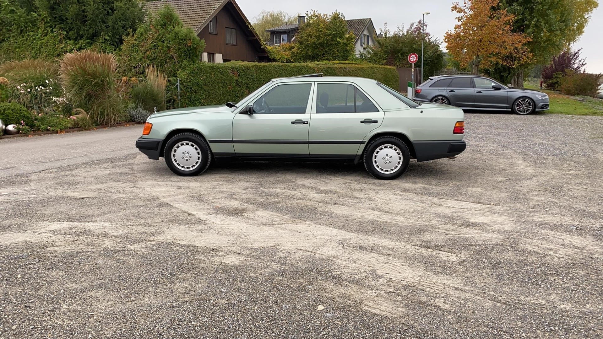 MERCEDES-BENZ 260 E-image-5