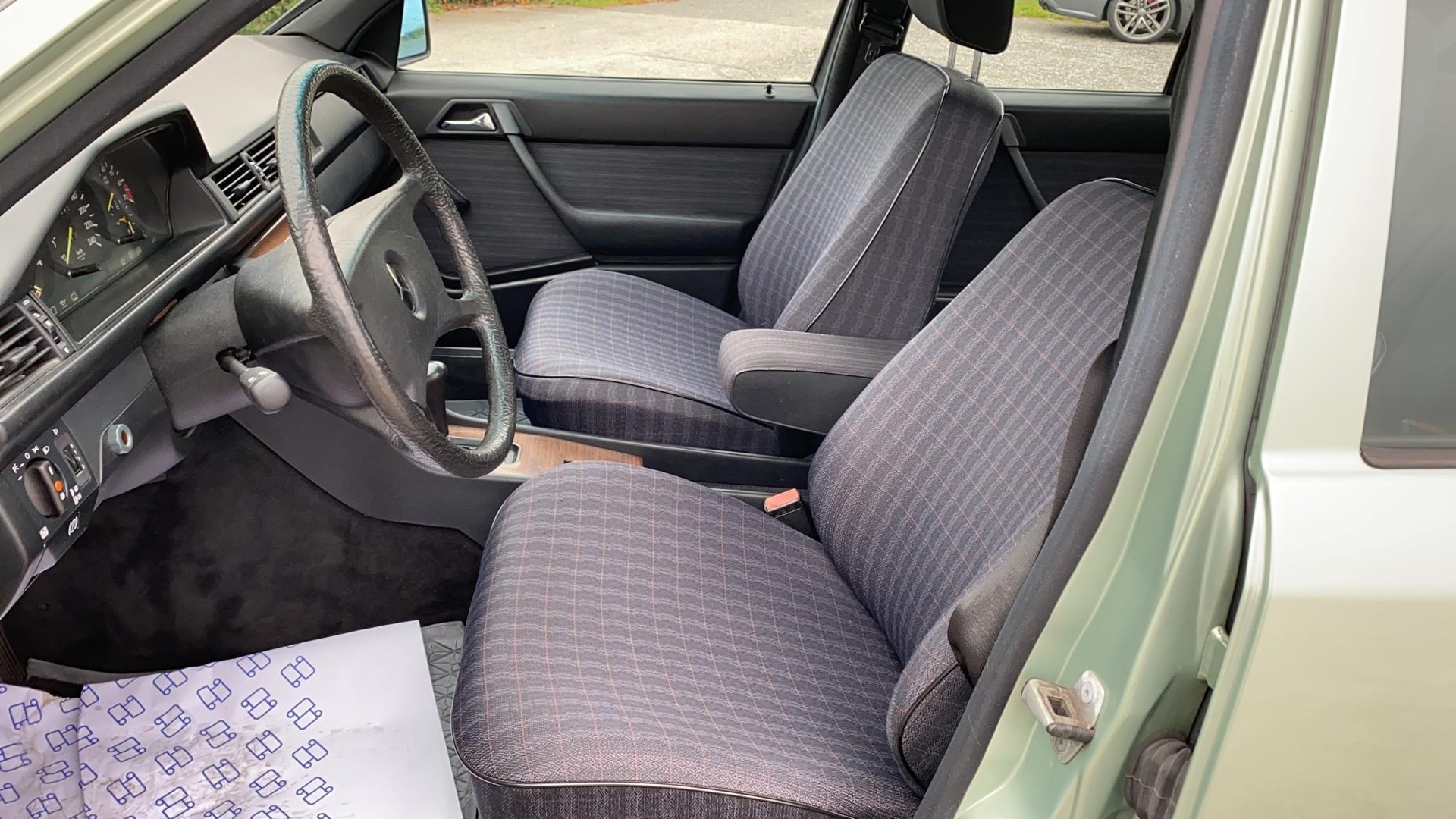 MERCEDES-BENZ 260 E-image-9