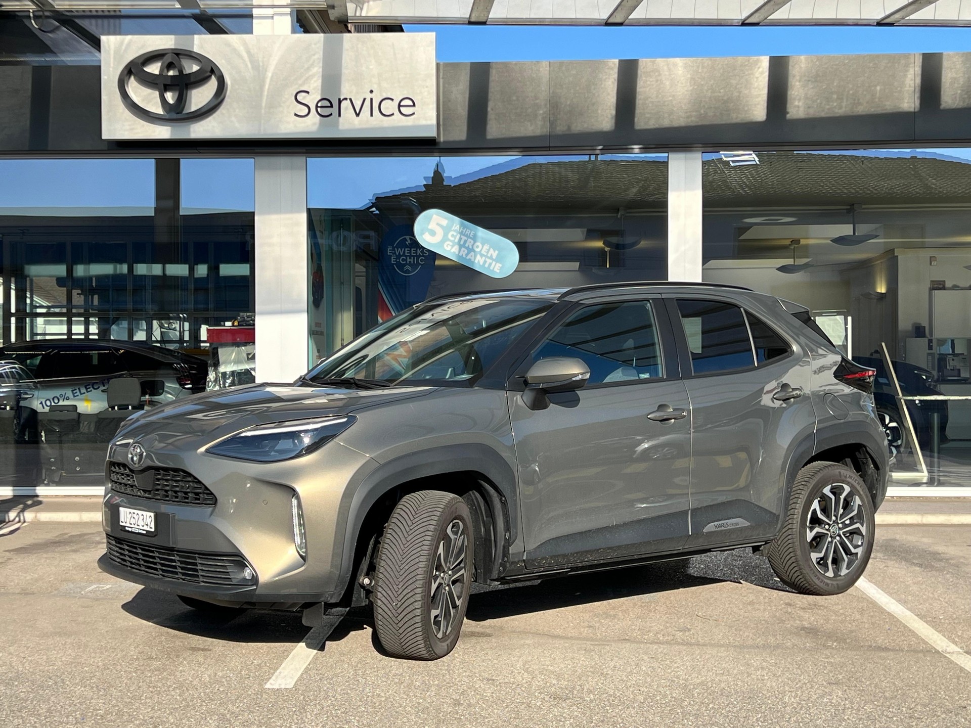 TOYOTA Yaris Cross 1.5 VVT-i HSD Trend AWD-i-showroom-element-3