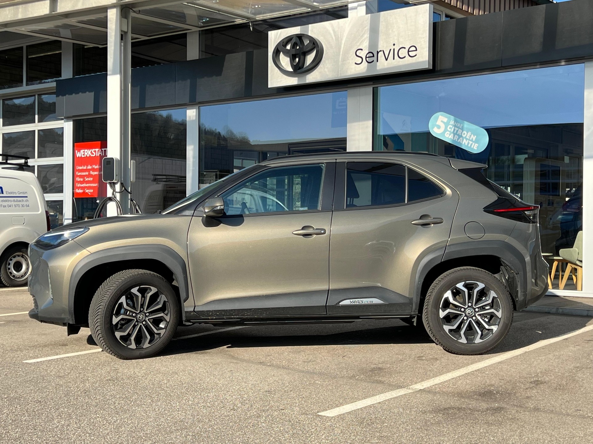 TOYOTA Yaris Cross 1.5 VVT-i HSD Trend AWD-i-showroom-element-2