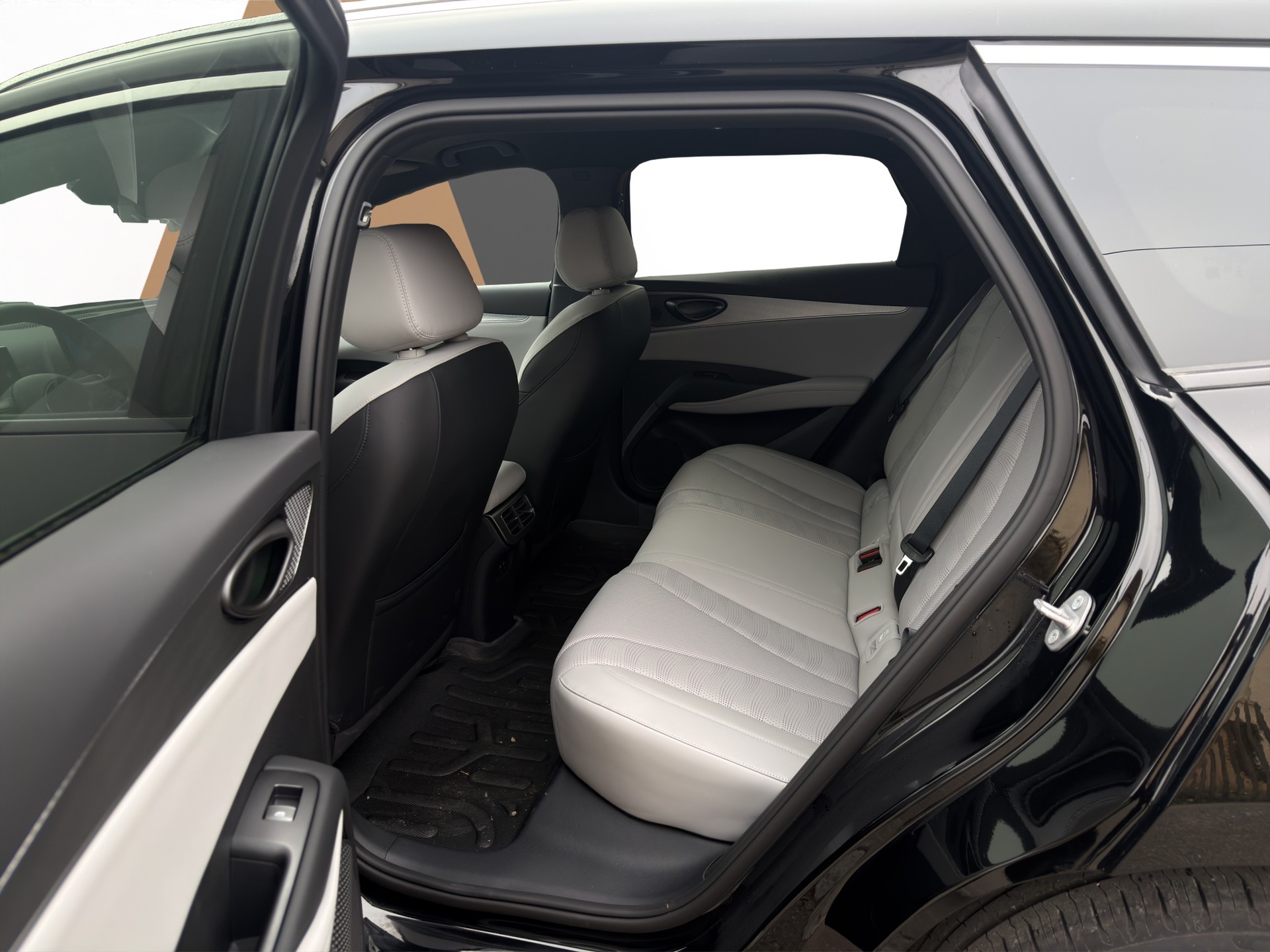 BYD Seal 6 DM-i Touring Comfort interior beige-image-11