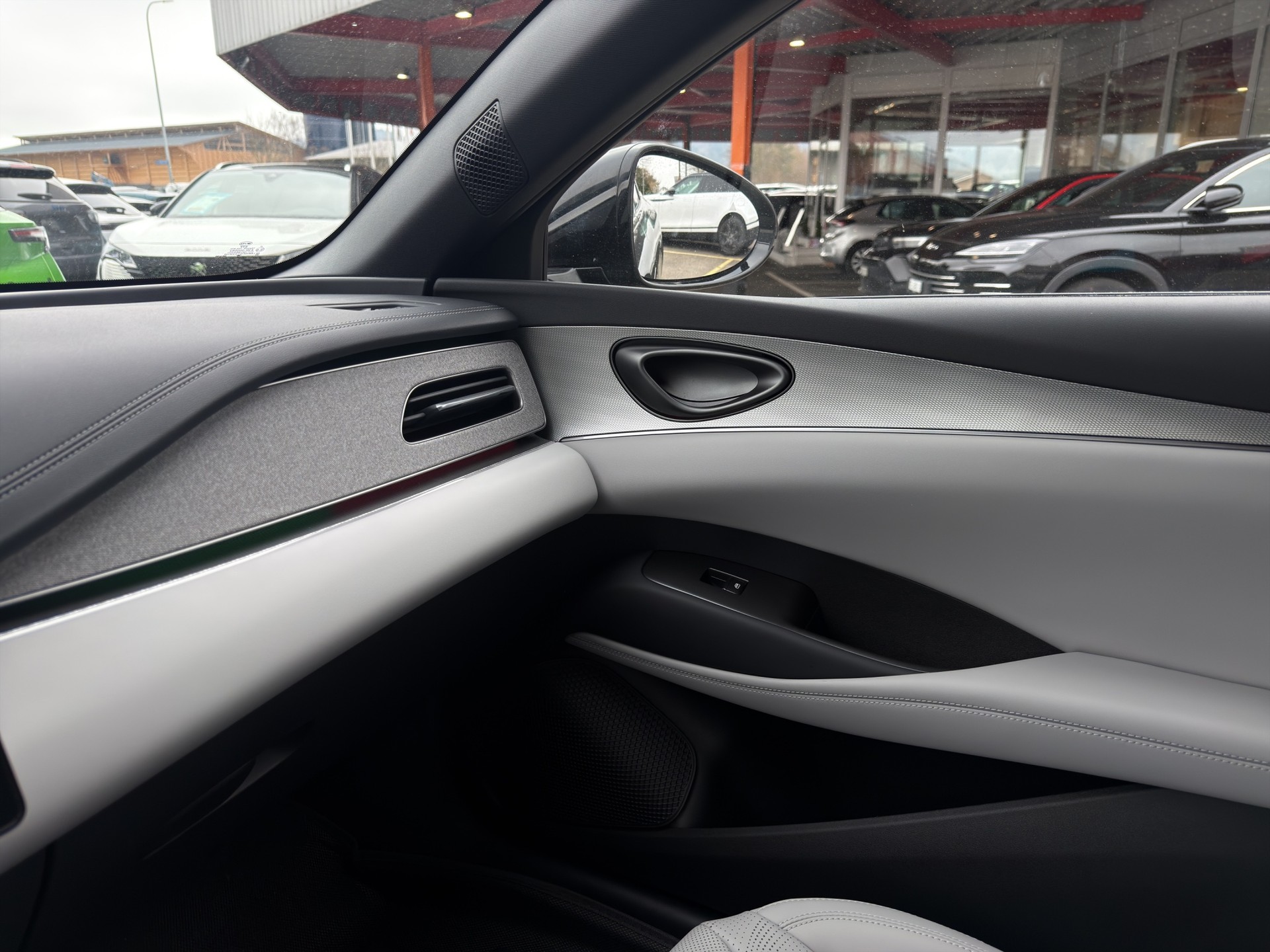 BYD Seal 6 DM-i Touring Comfort interior beige-image-19