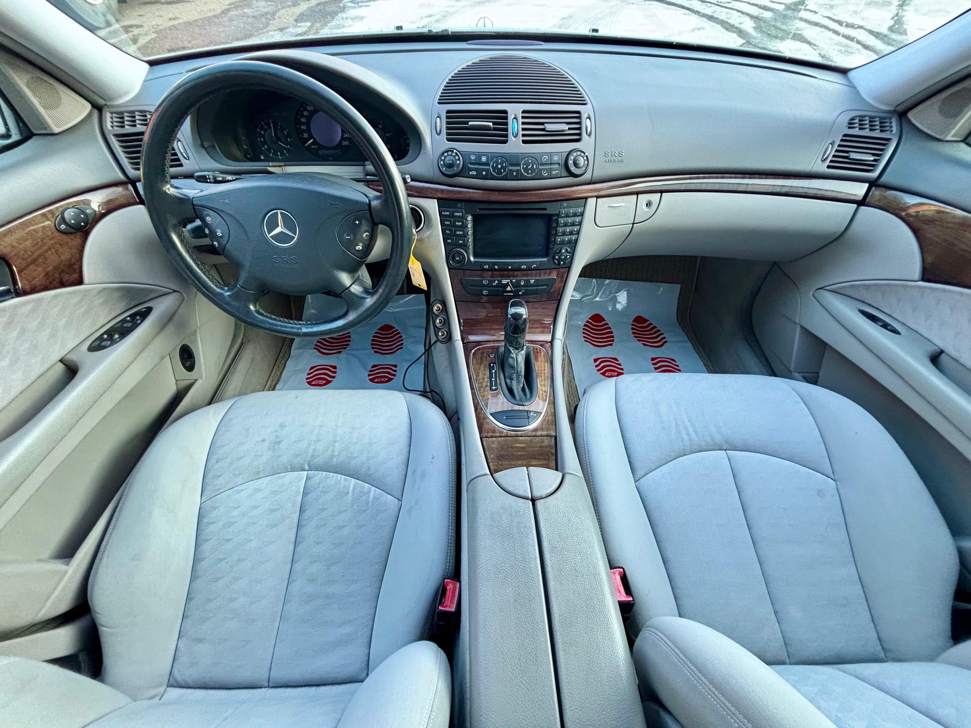 MERCEDES-BENZ E 320 CDI Classic Automatic-image-9