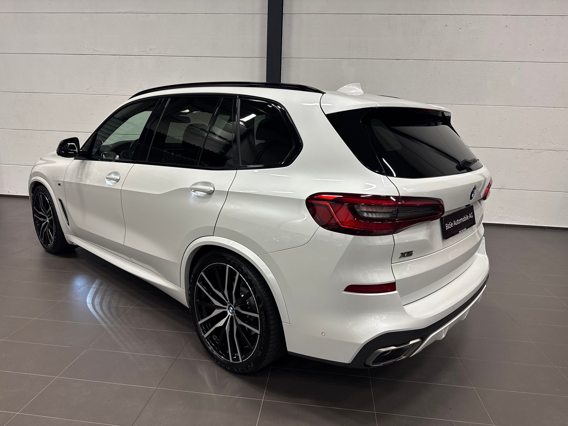 BMW X5 xDrive M50i Steptronic-image-11