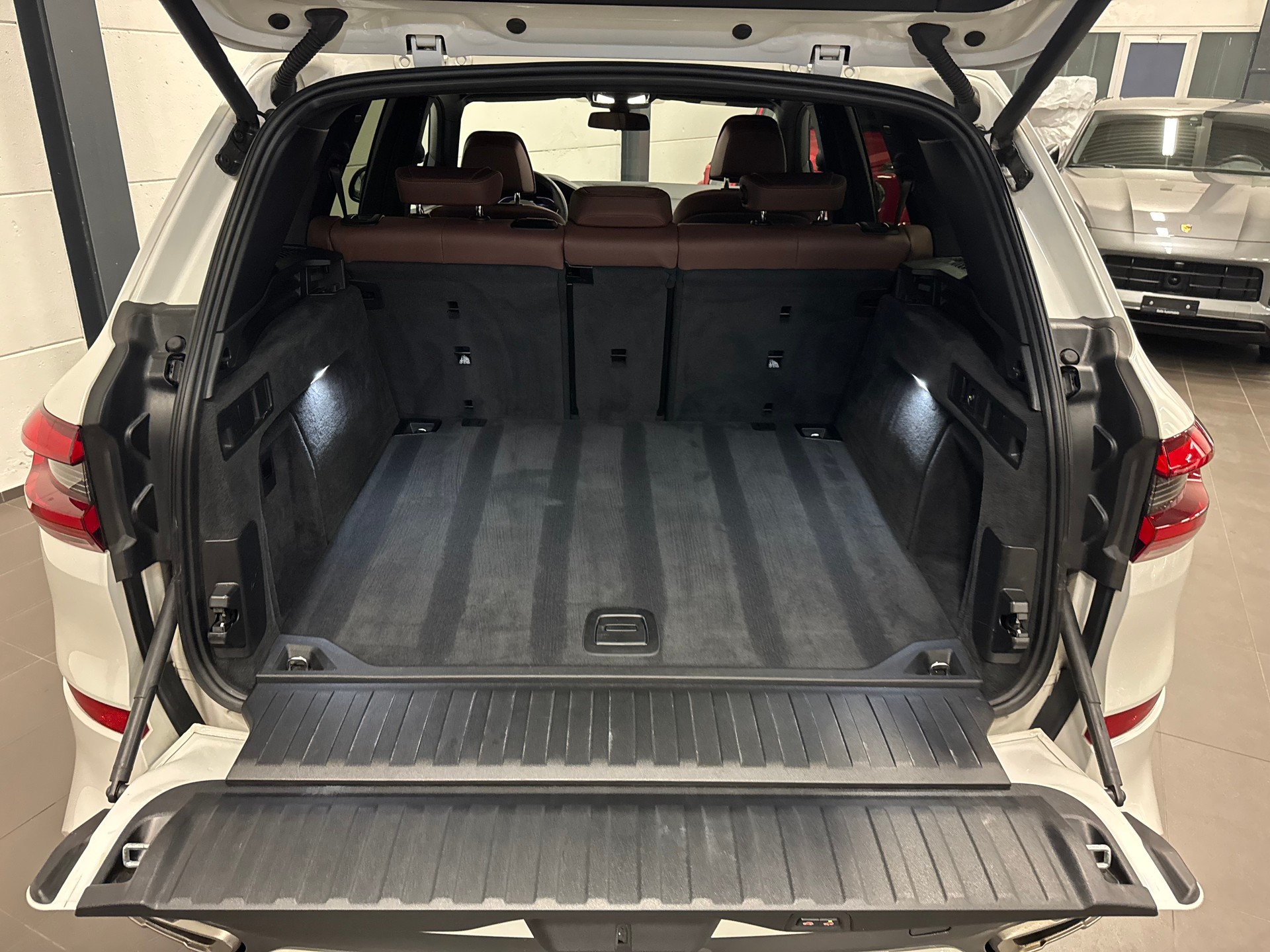 BMW X5 xDrive M50i Steptronic-image-23