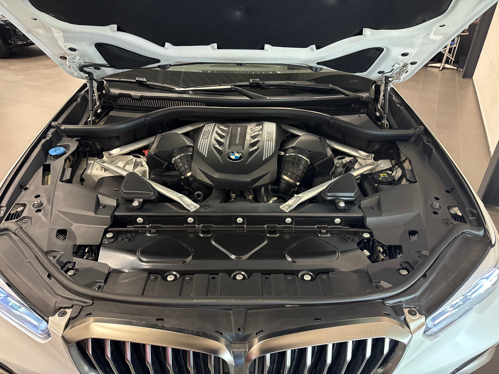 BMW X5 xDrive M50i Steptronic-image-29