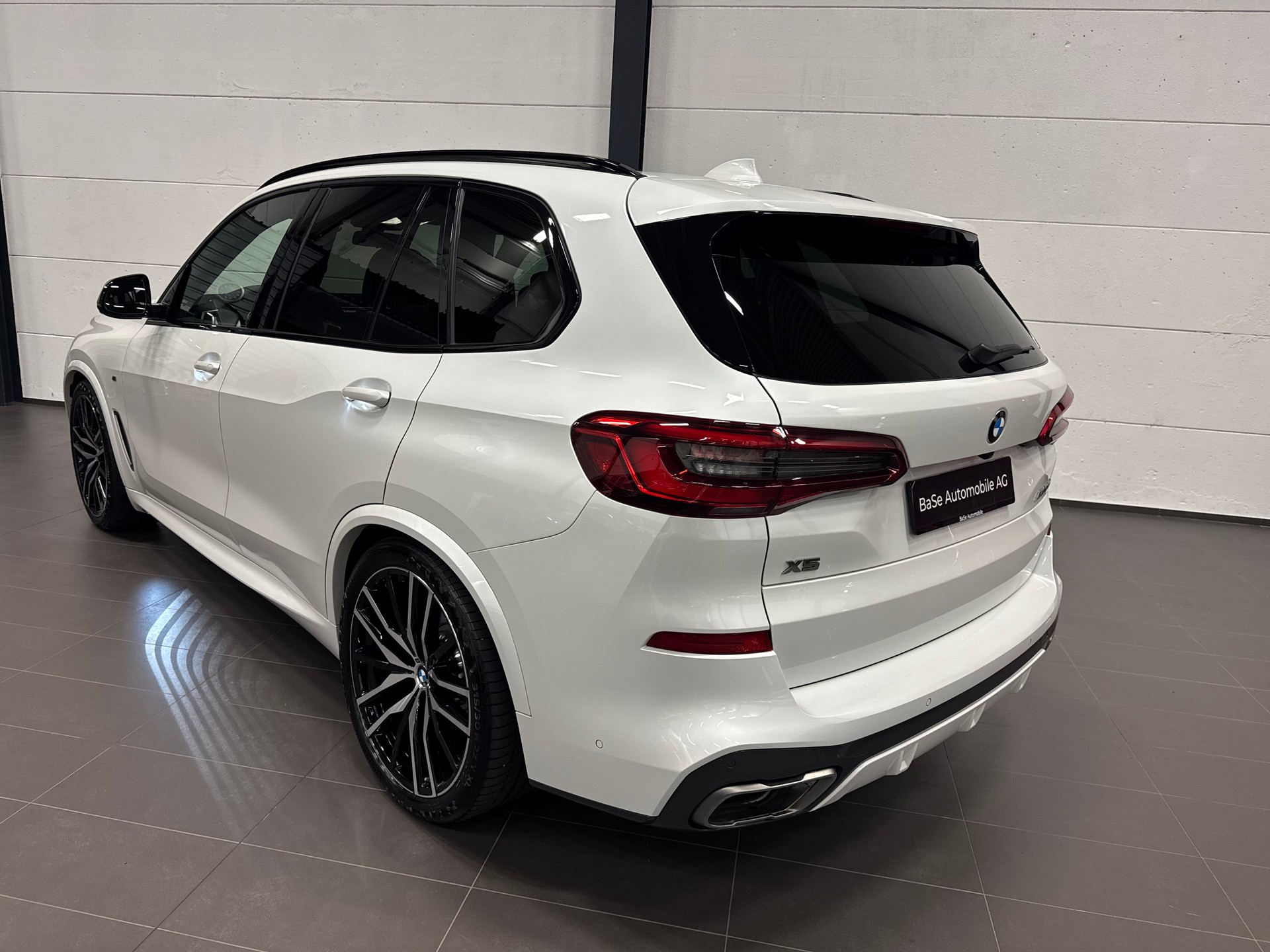BMW X5 xDrive M50i Steptronic-image-13